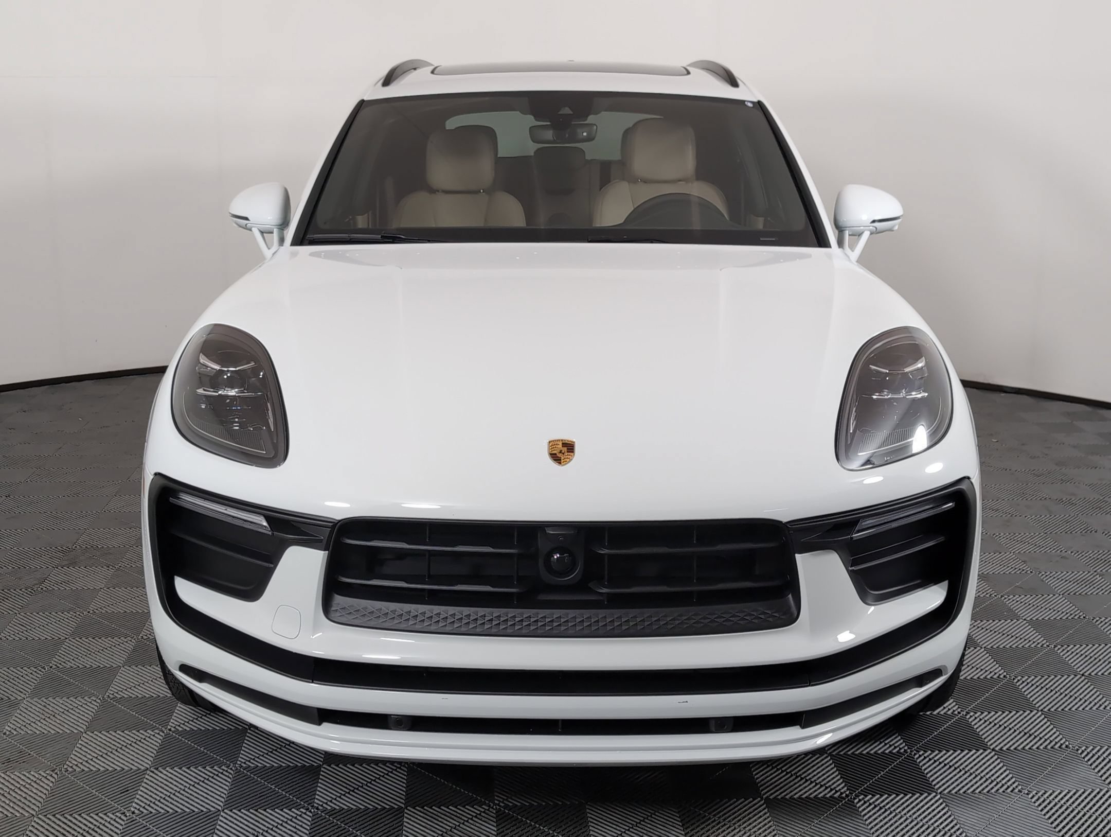 Certified 2025 Porsche Macan AWD/4WD image 11