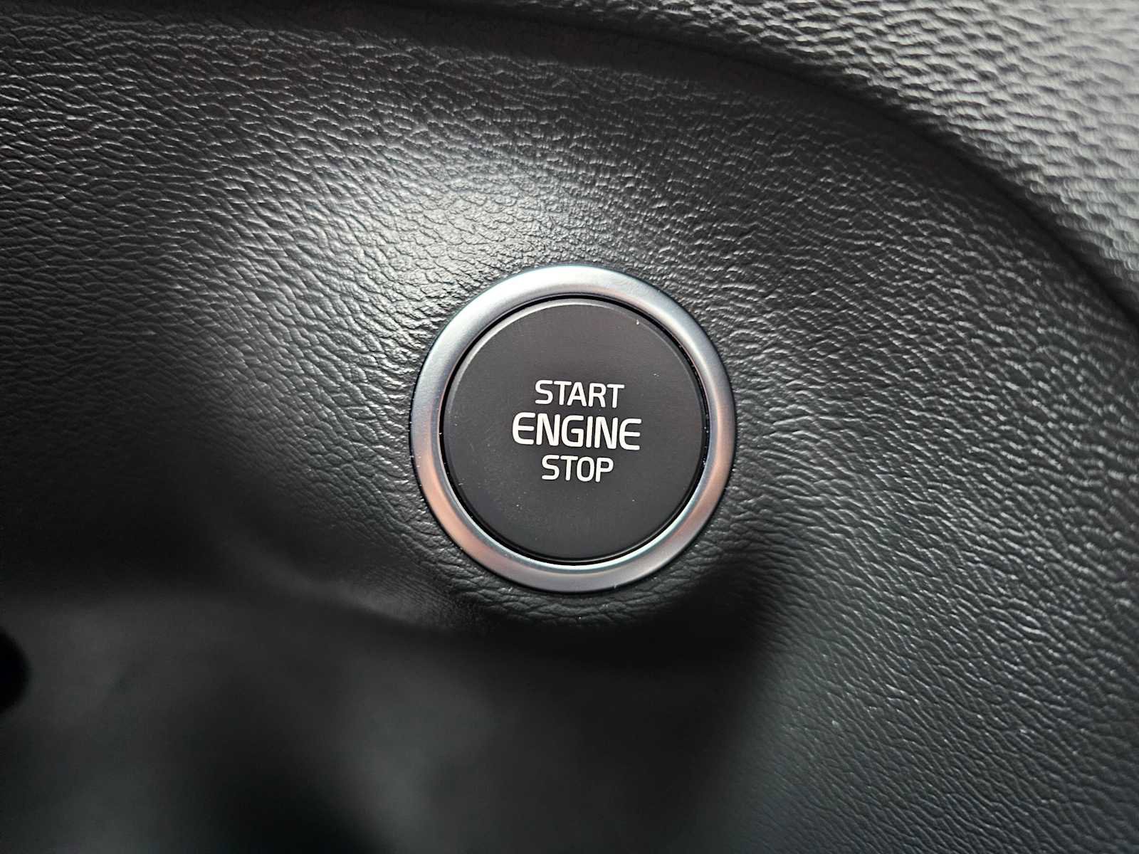 Certified 2024 Volvo XC40 B5 Ultimate w/ Protection Package Premier image 33