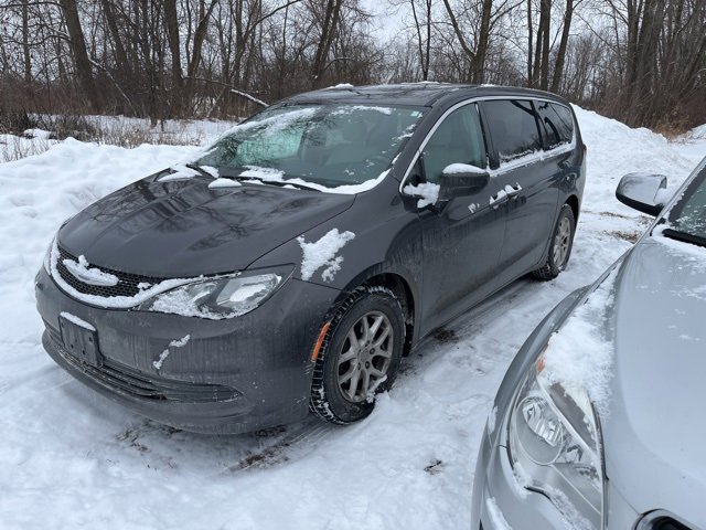 Used 2017 Chrysler Pacifica LX image 2