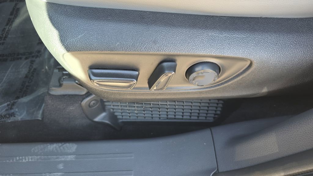 Used 2023 Toyota Sienna XLE image 19