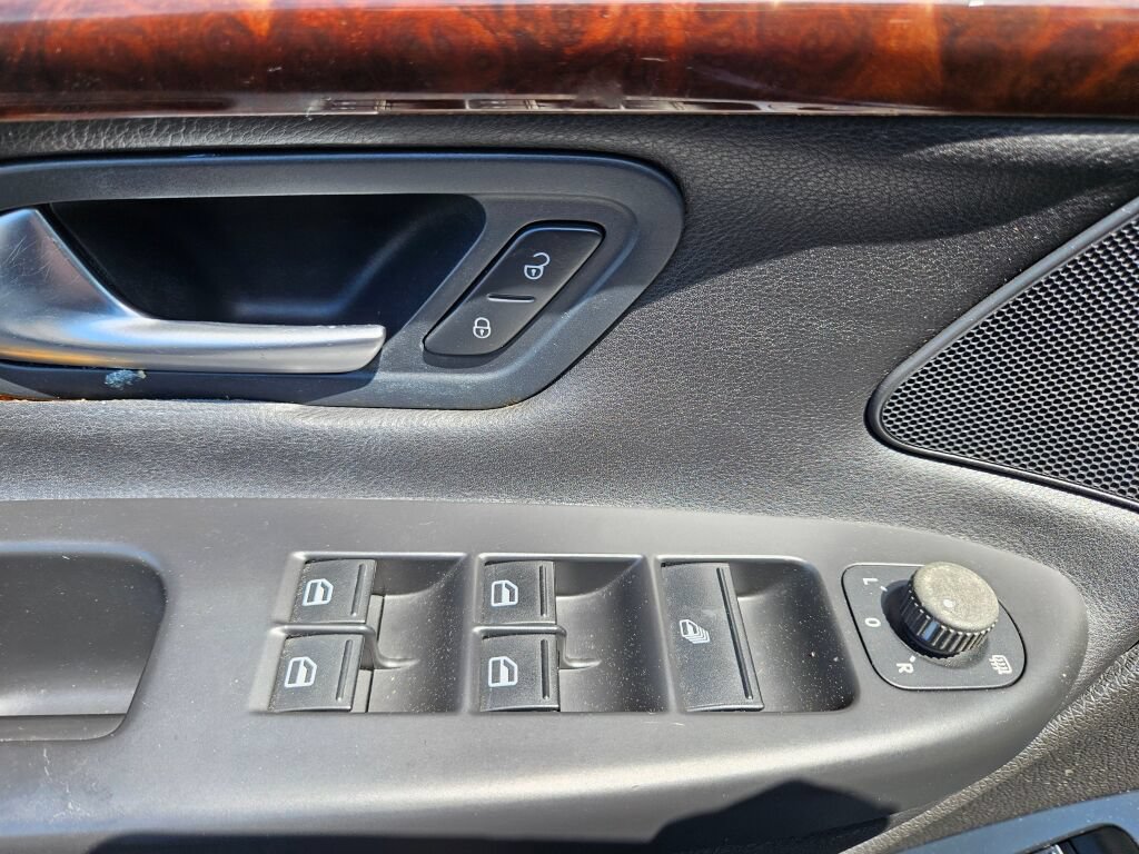 Used 2009 Volkswagen Eos Lux FWD image 14