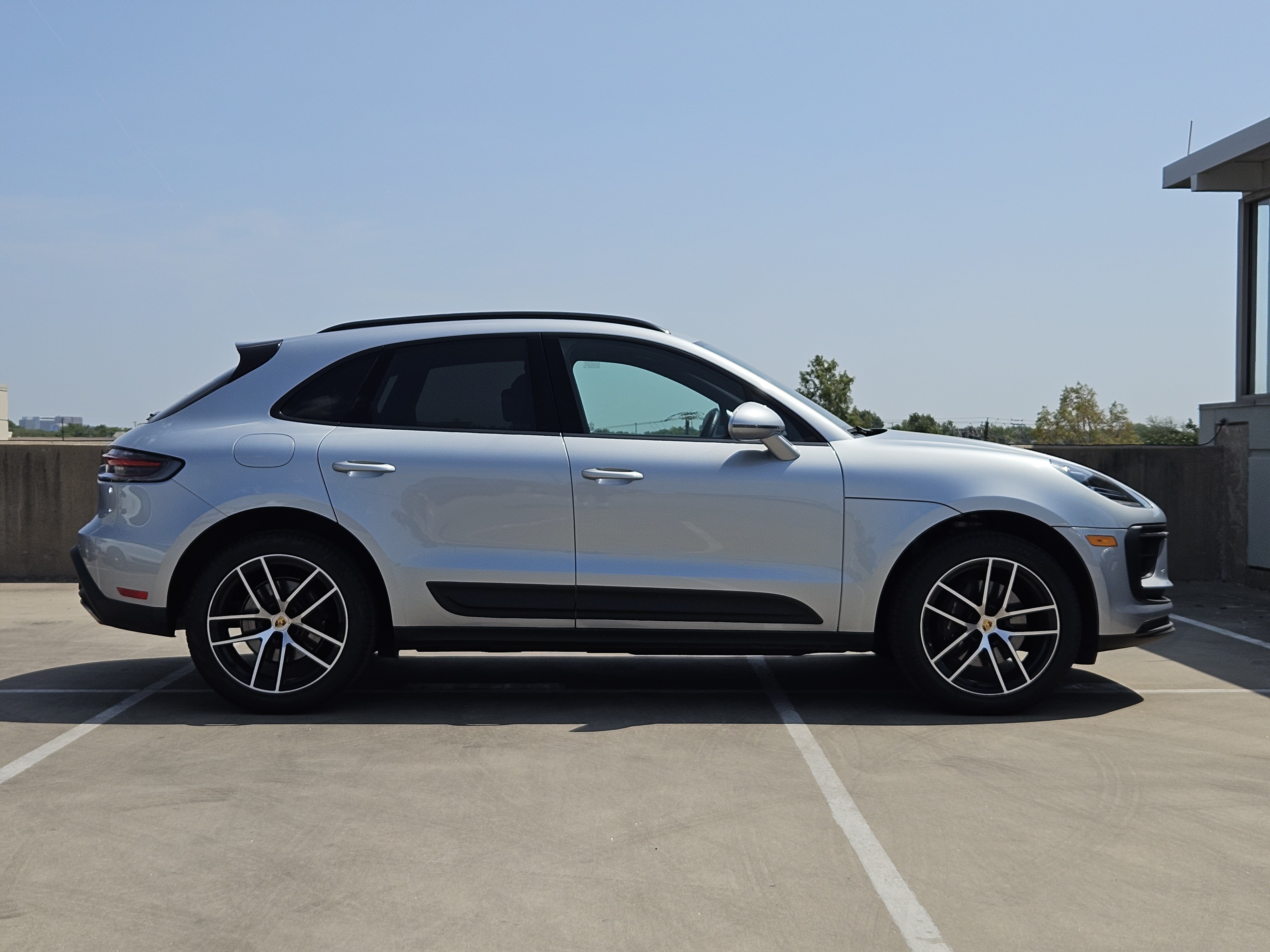 Certified 2025 Porsche Macan AWD/4WD image 9