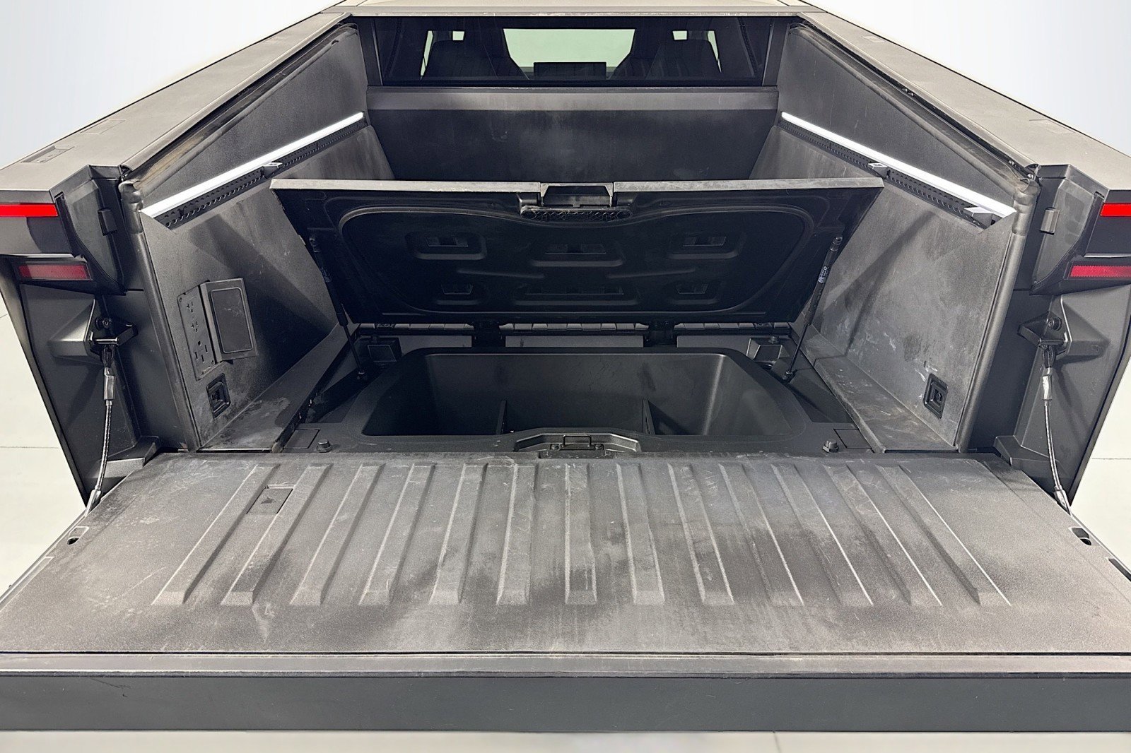 Used 2024 Tesla Cybertruck AWD Crew Cab image 22