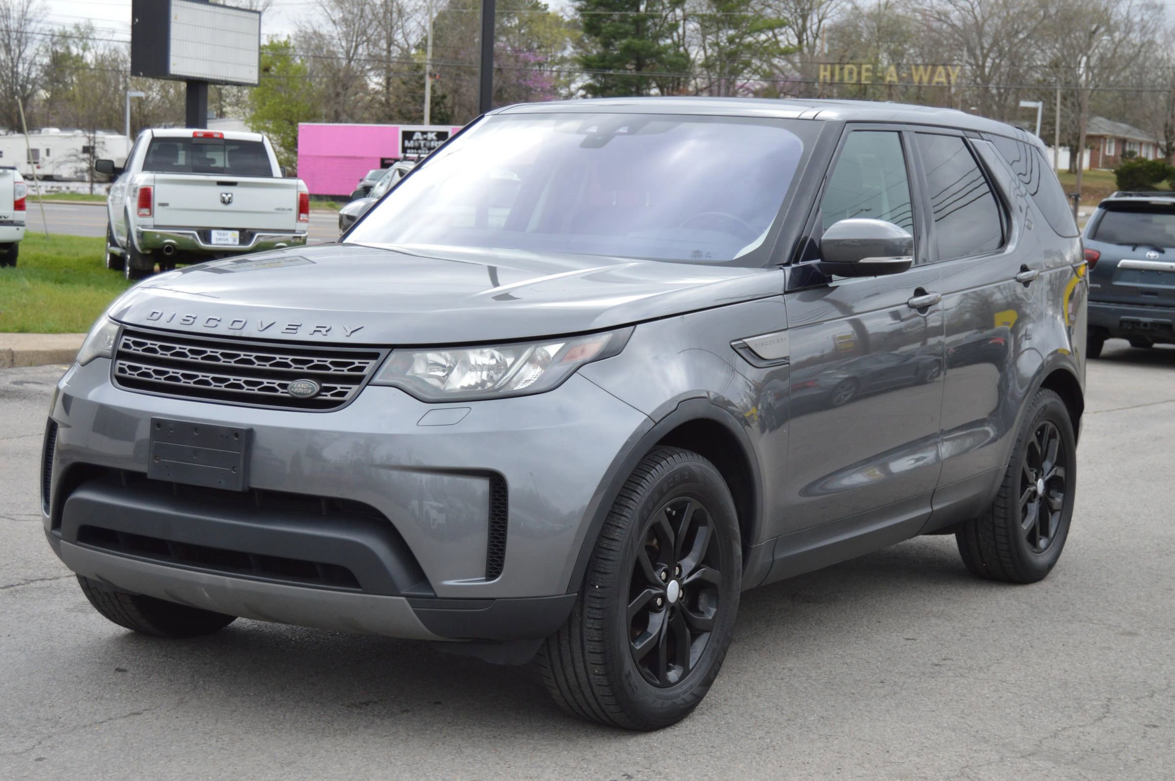Used 2017 Land Rover Discovery SE image 1