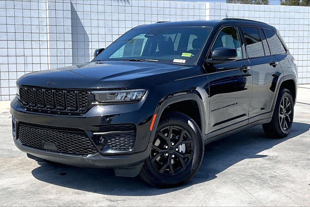 Used 2024 Jeep Grand Cherokee Altitude AWD/4WD image 2