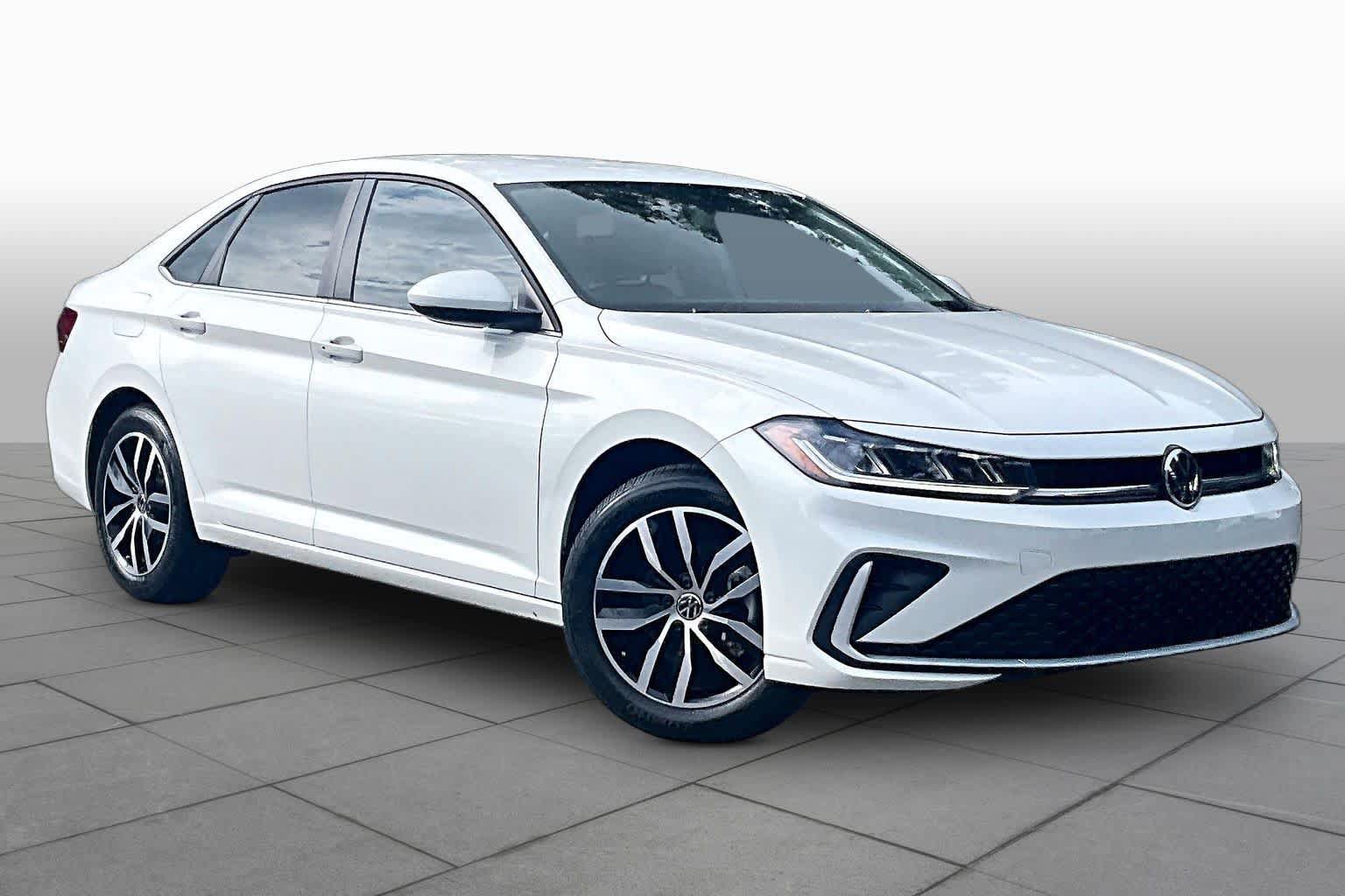 Used 2025 Volkswagen Jetta SE FWD image 3