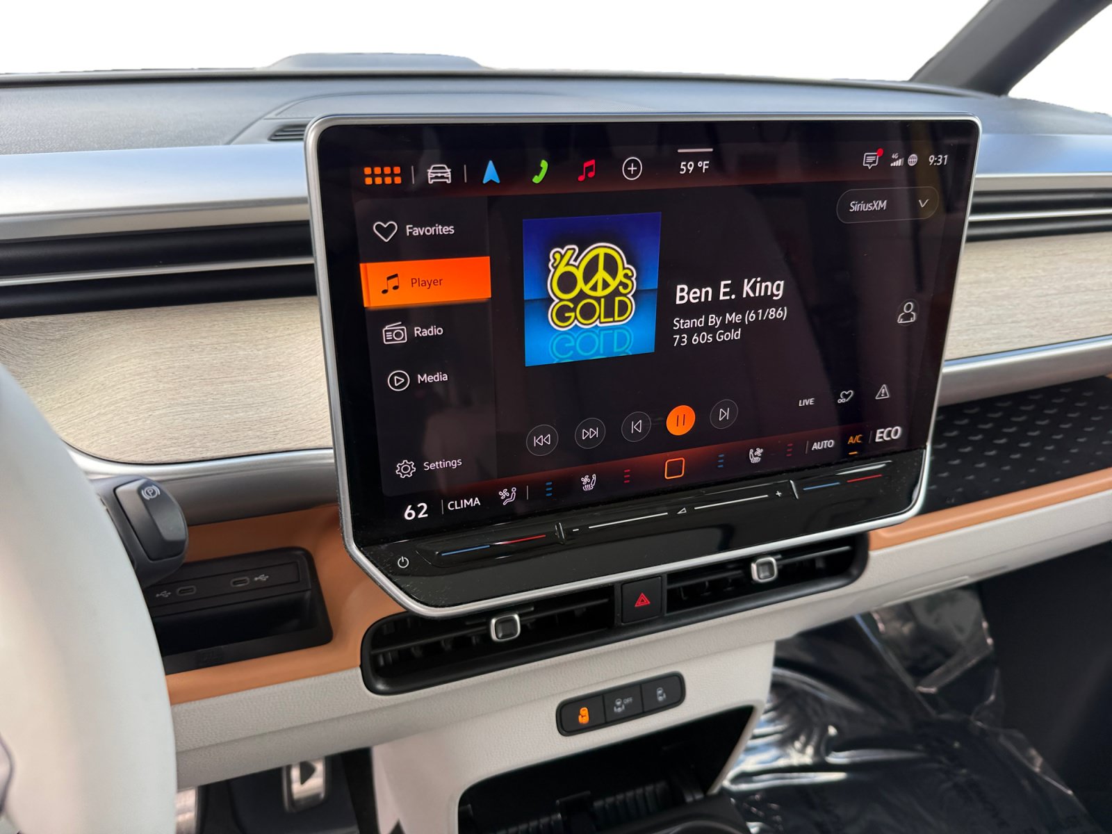 Certified 2025 Volkswagen ID. Buzz Pro S Plus AWD/4WD image 12