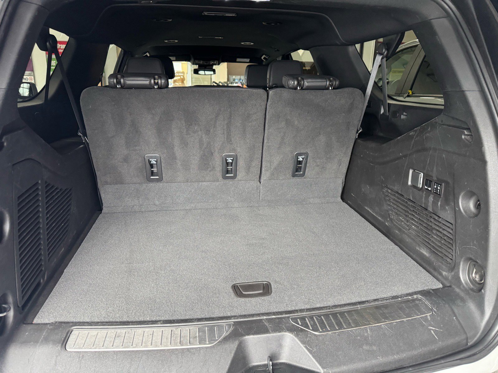 Used 2023 Chevrolet Suburban Z71 w/ Luxury Package AWD/4WD image 9