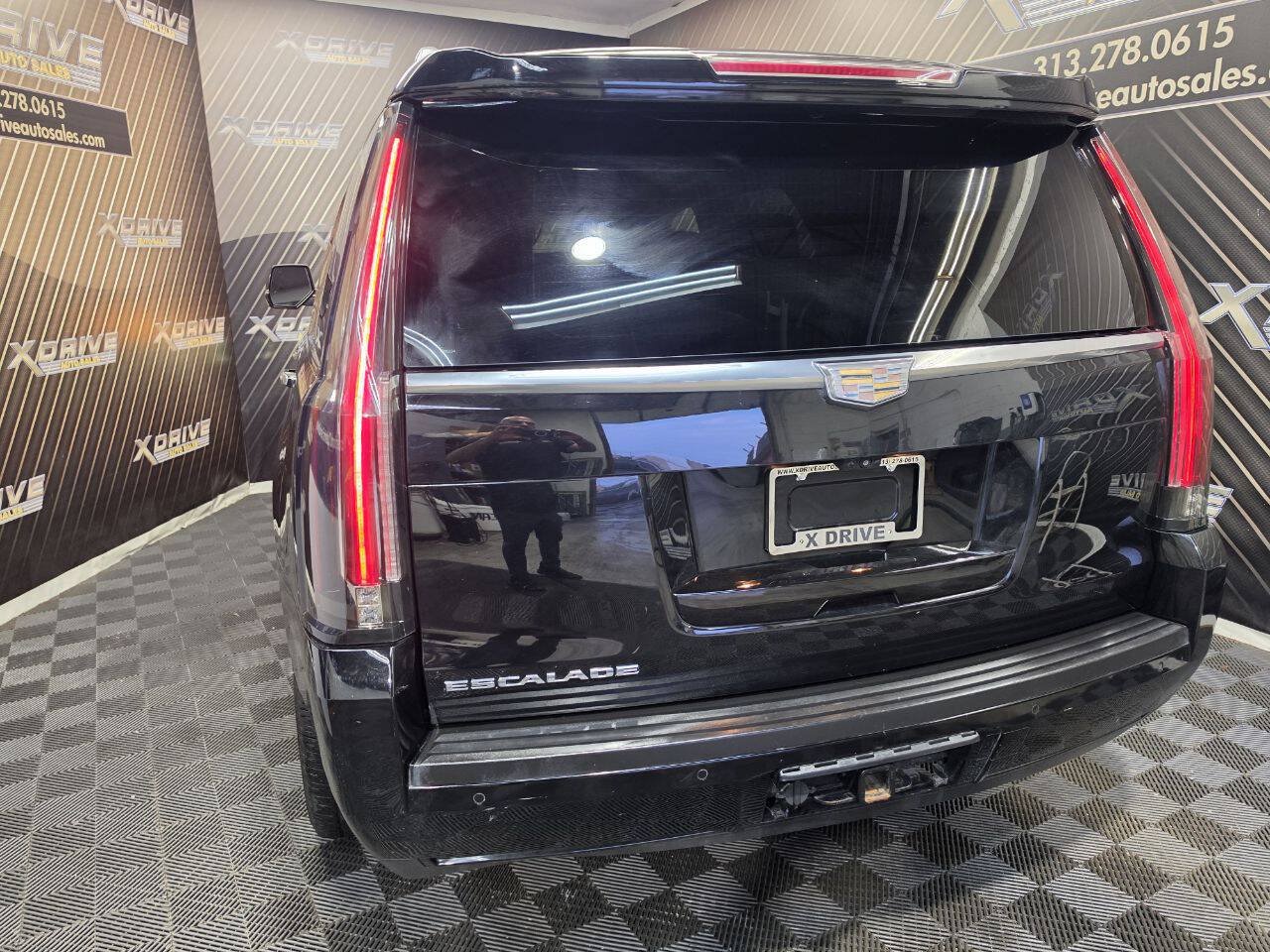 Used 2017 Cadillac Escalade Platinum RWD image 8