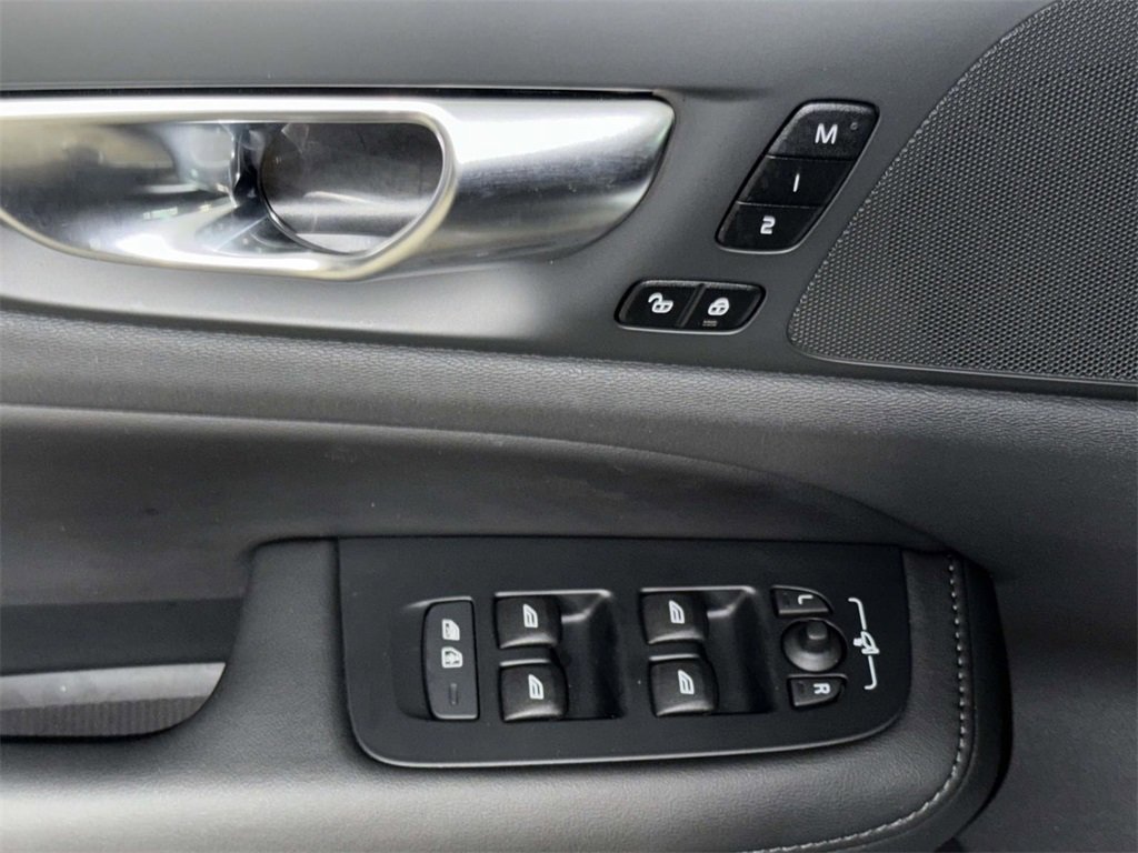 Used 2025 Volvo V60 B5 Cross Country Plus image 21