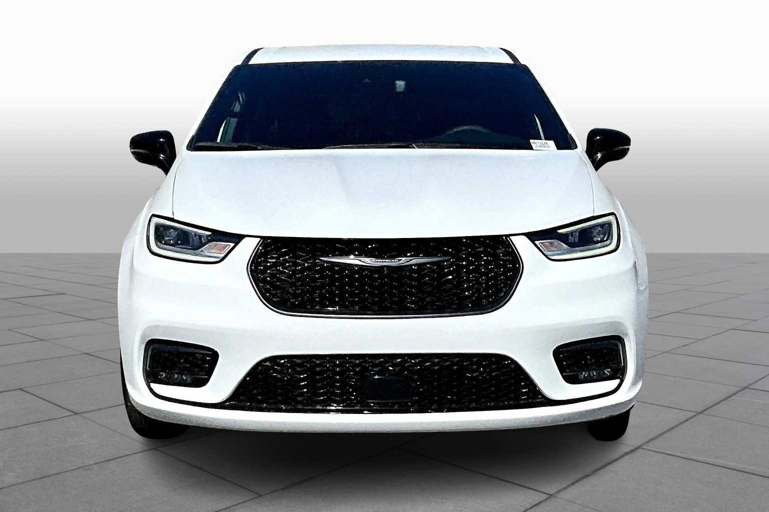 Used 2024 Chrysler Pacifica Limited FWD image 4
