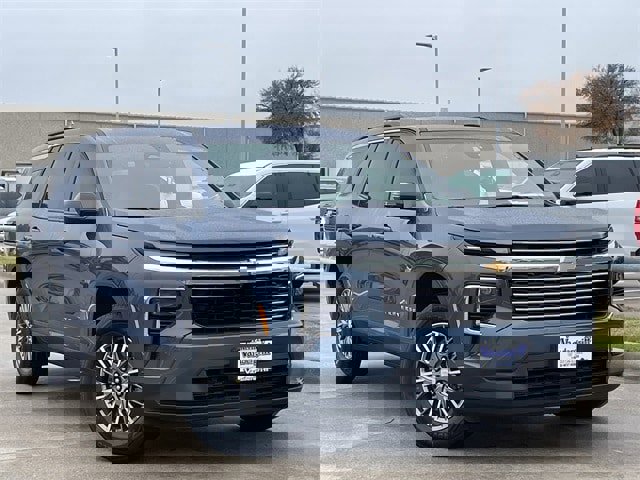 Used 2024 Chevrolet Traverse LT image 2