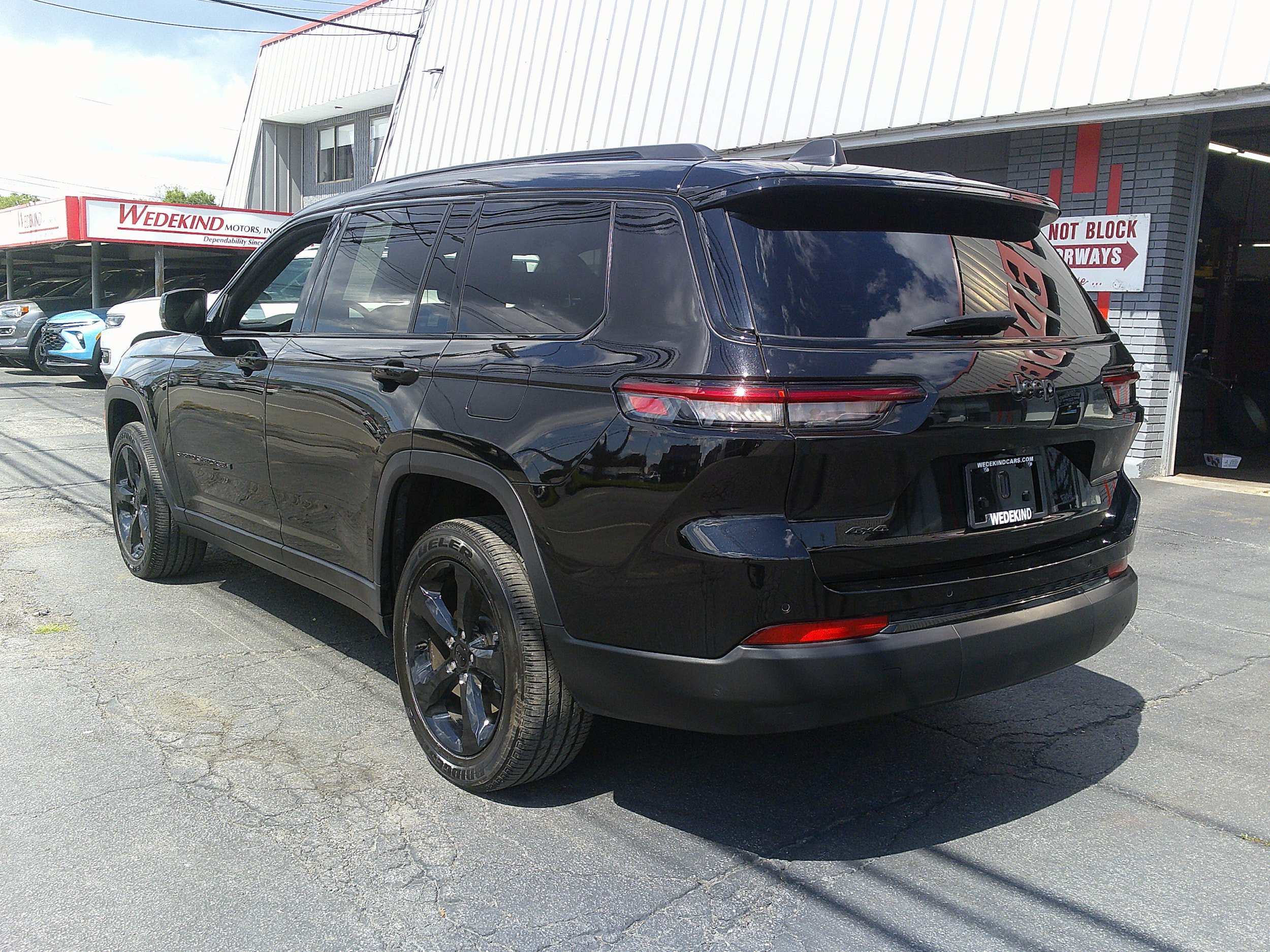Used 2023 Jeep Grand Cherokee L Laredo AWD/4WD image 3