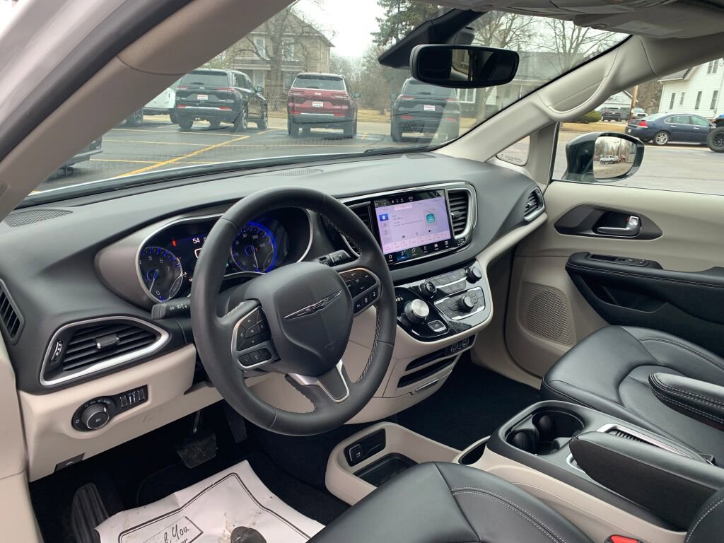 Used 2024 Chrysler Pacifica Touring-L image 9