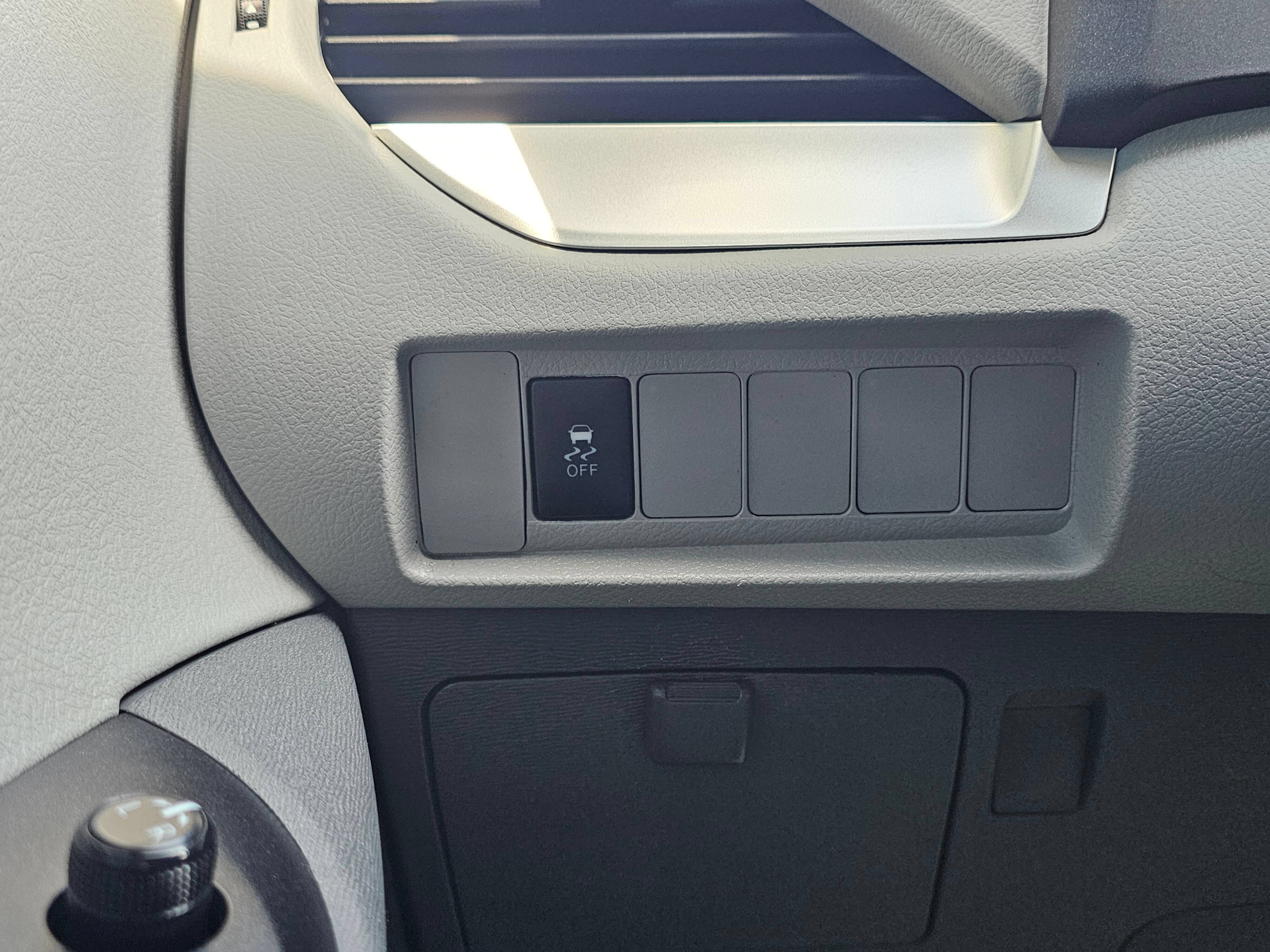 Used 2019 Toyota Sienna L w/ Carpet Mat Package FWD image 23