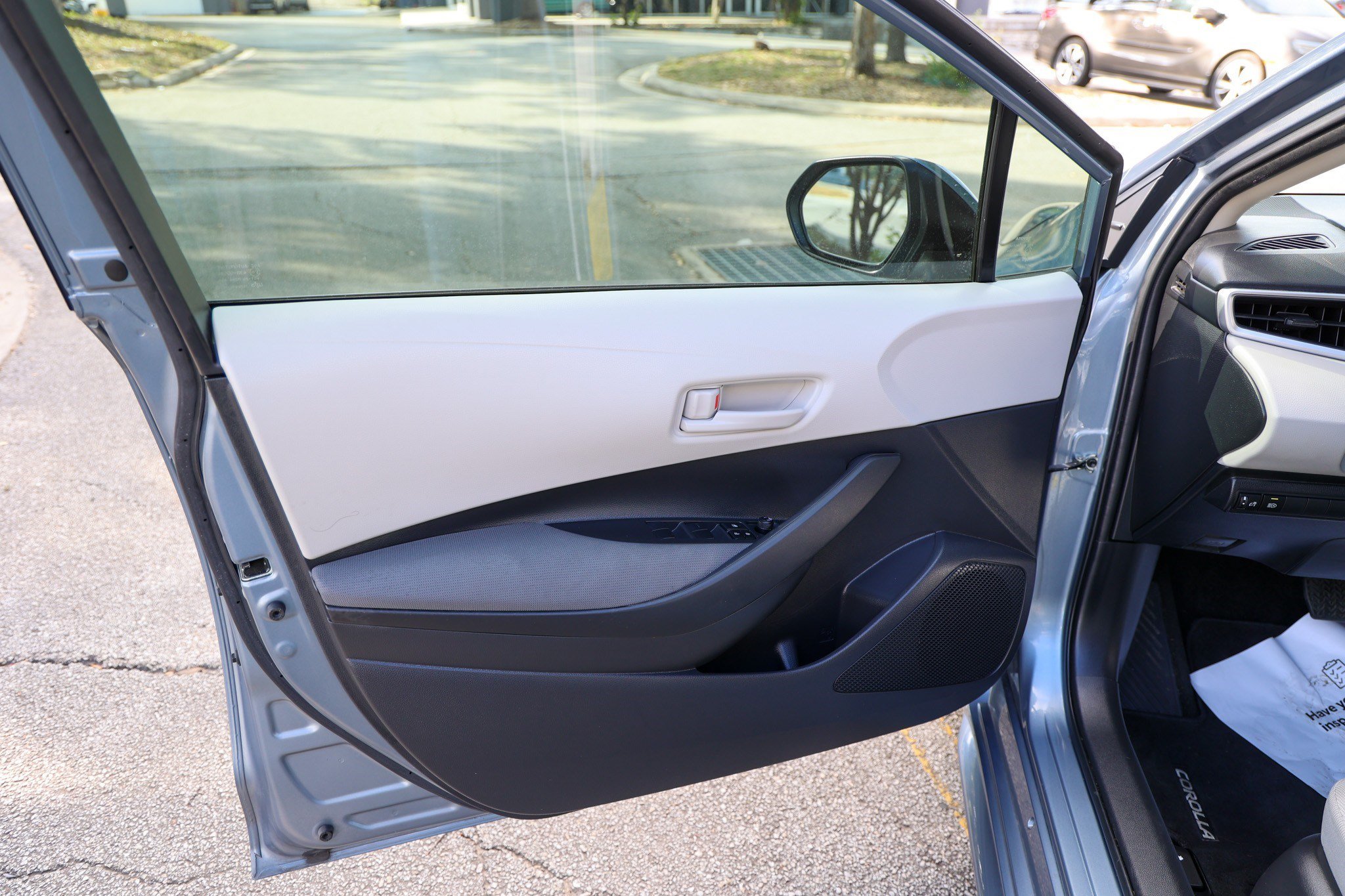 Certified 2025 Toyota Corolla LE FWD image 31
