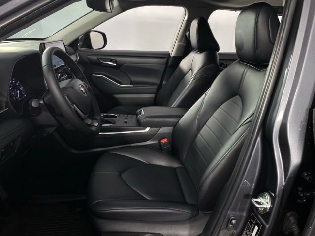 Used 2024 Toyota Highlander XLE FWD image 14