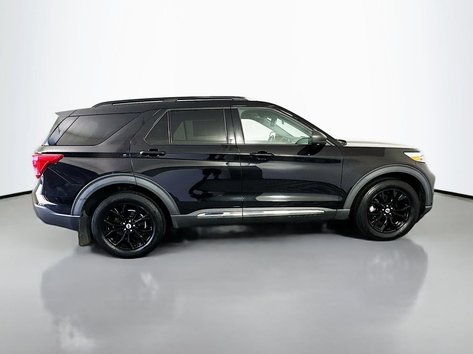 Used 2021 Ford Explorer XLT w/ Equipment Group 202A AWD/4WD image 8
