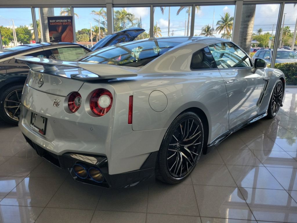 Used 2024 Nissan GT-R Premium w/ Premium Interior Package image 9