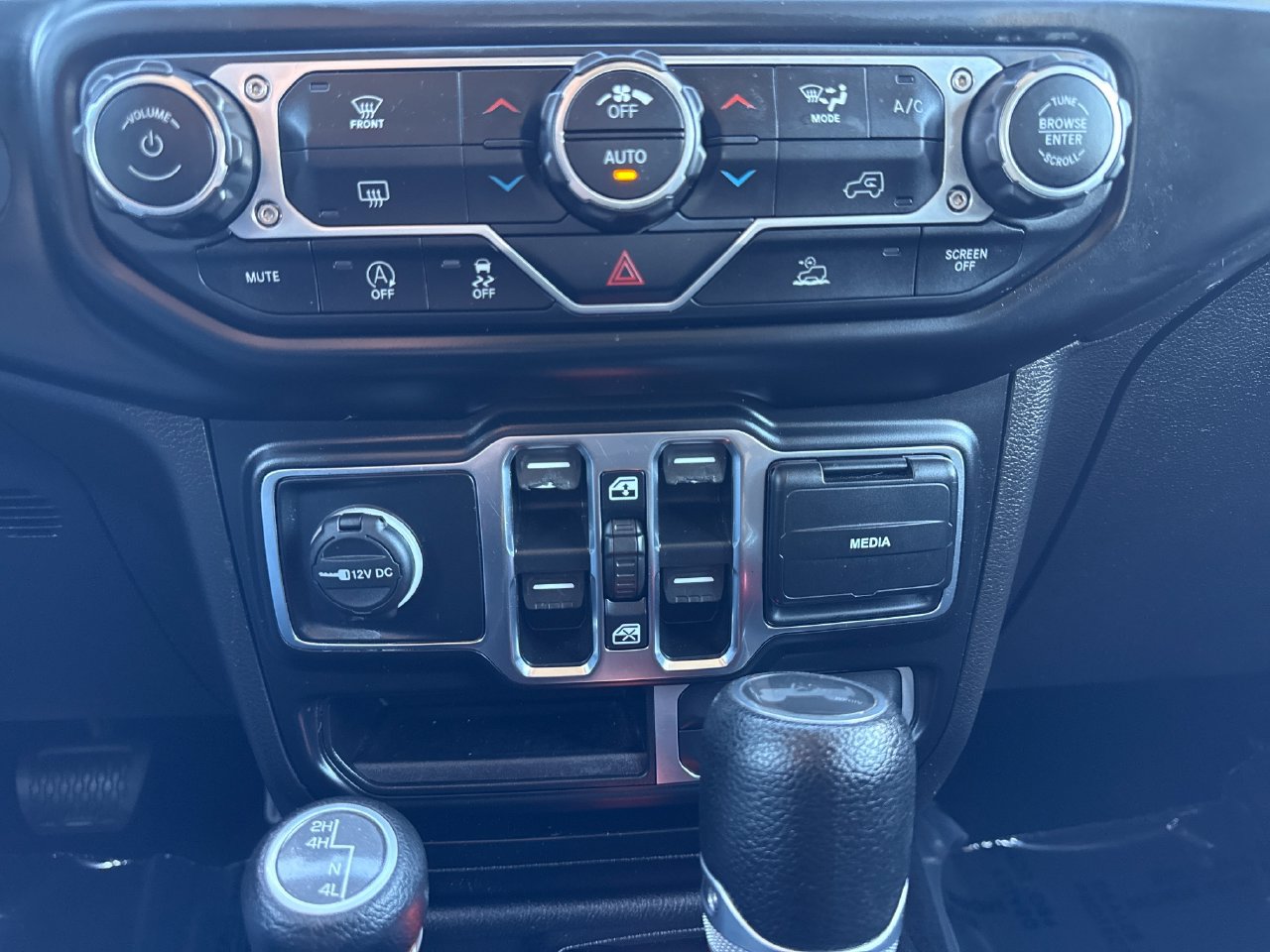 Used 2021 Jeep Wrangler Unlimited Sahara w/ Uconnect 4C Nav & Sound Group AWD/4WD image 22