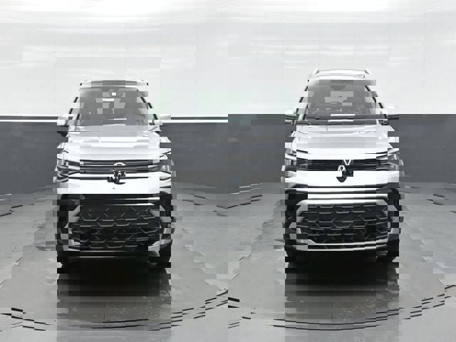 New 2026 Volkswagen Taos SE image 2