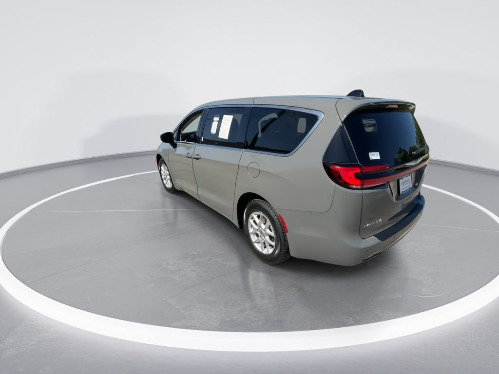 Used 2023 Chrysler Pacifica Touring-L FWD image 6