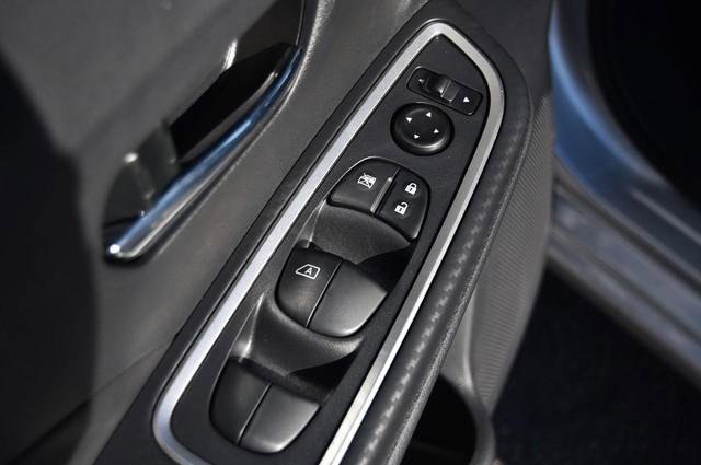 New 2025 Nissan Versa SR w/ Trunk Package FWD image 9
