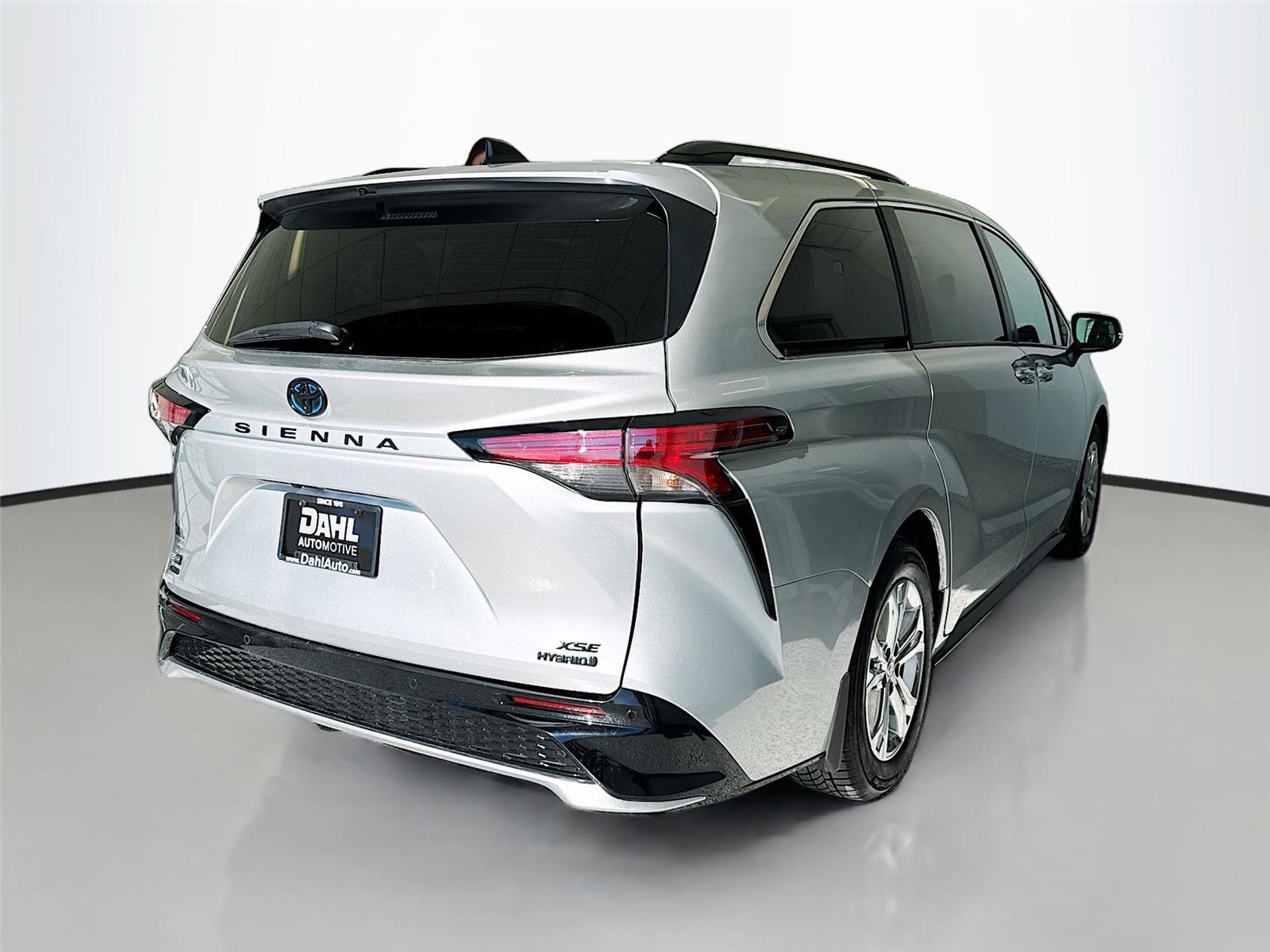 Used 2023 Toyota Sienna XSE image 7