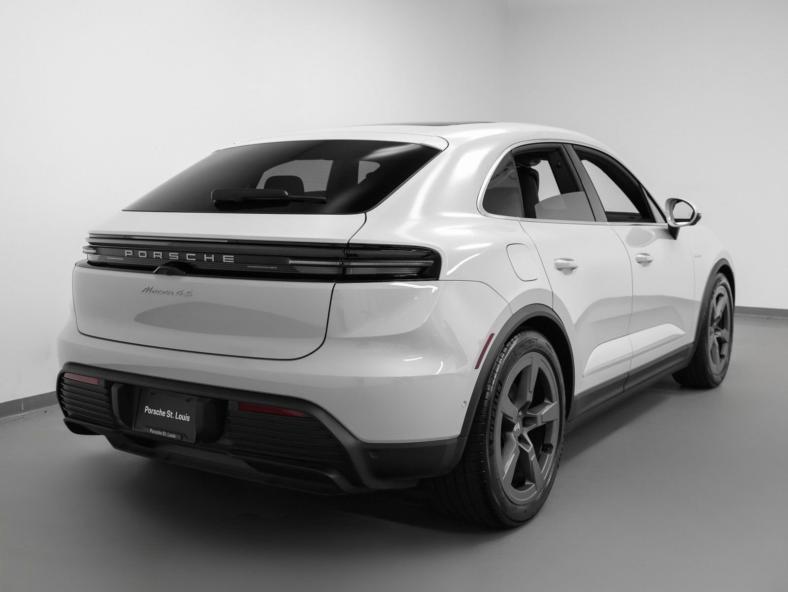 Certified 2025 Porsche Macan 4S Electric AWD/4WD image 12
