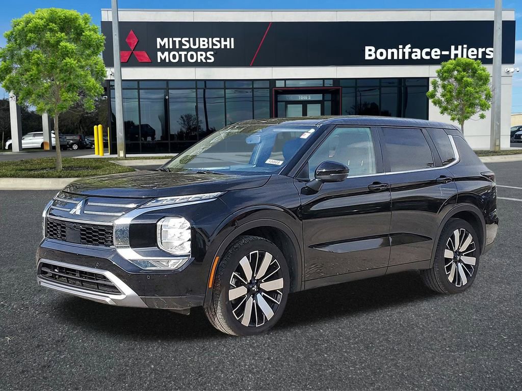 Used 2025 Mitsubishi Outlander SE image 2