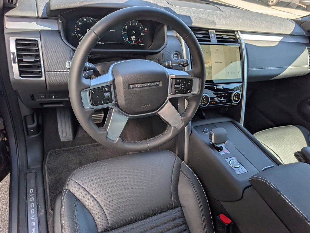 Used 2025 Land Rover Discovery Dynamic SE AWD/4WD image 4