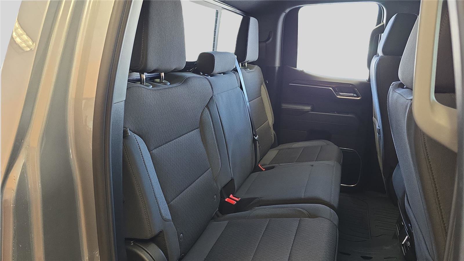 New 2026 GMC Sierra 1500 SLE image 17