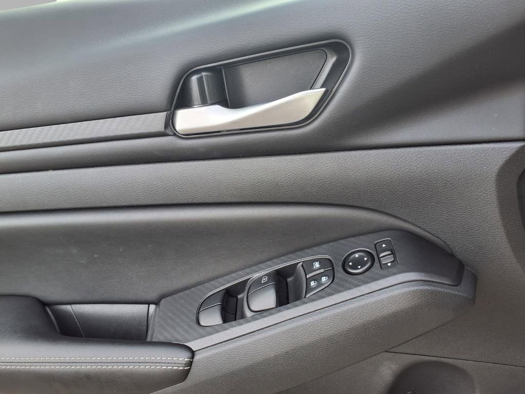 Used 2025 Nissan Altima 2.5 SV image 16