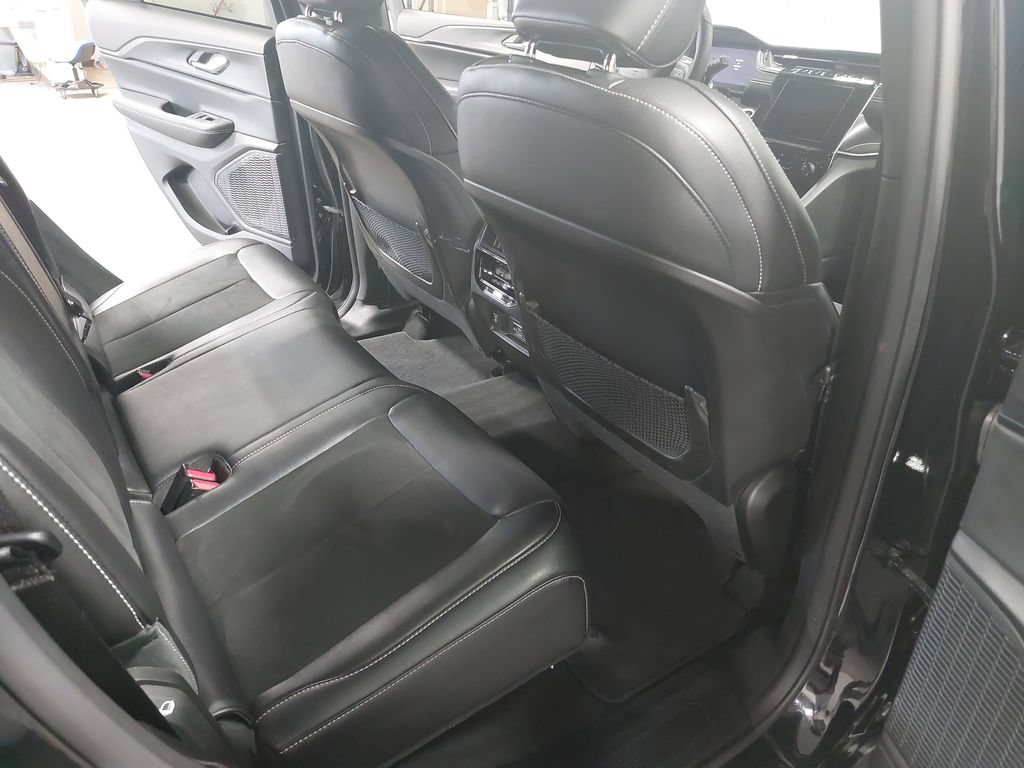 Used 2023 Jeep Grand Cherokee Altitude AWD/4WD image 11