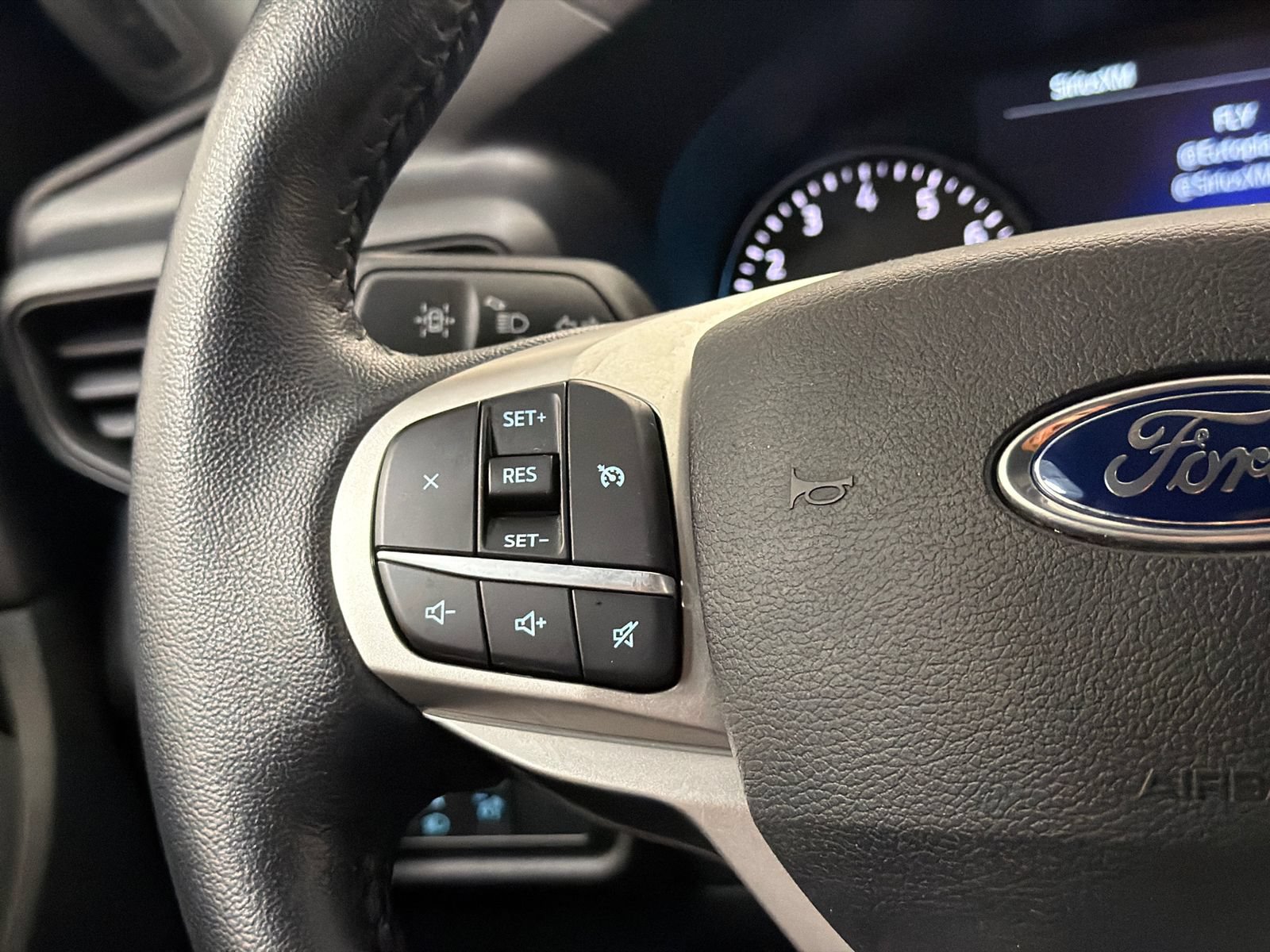 Used 2021 Ford Explorer XLT AWD/4WD image 21