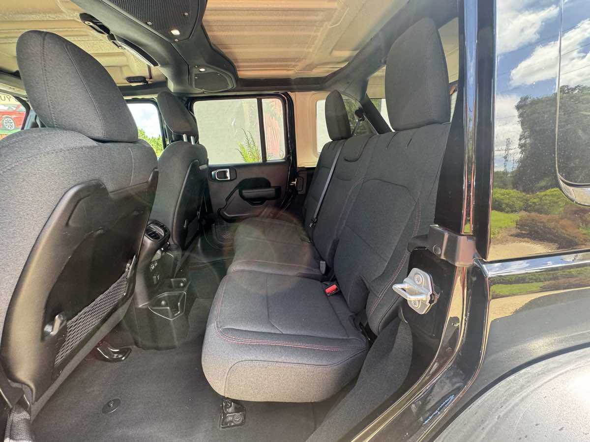 Used 2025 Jeep Wrangler Unlimited Rubicon w/ Convenience Group AWD/4WD image 8