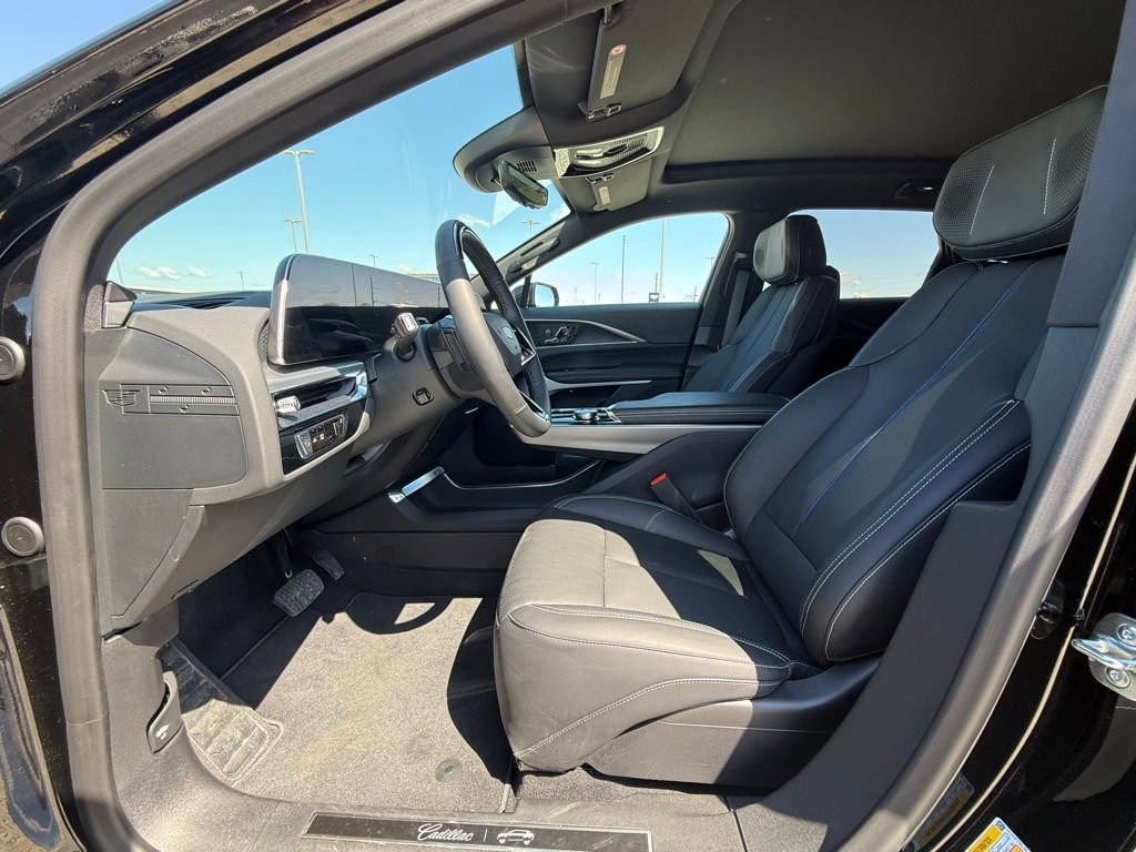 Certified 2025 Cadillac Lyriq Luxury AWD/4WD image 30
