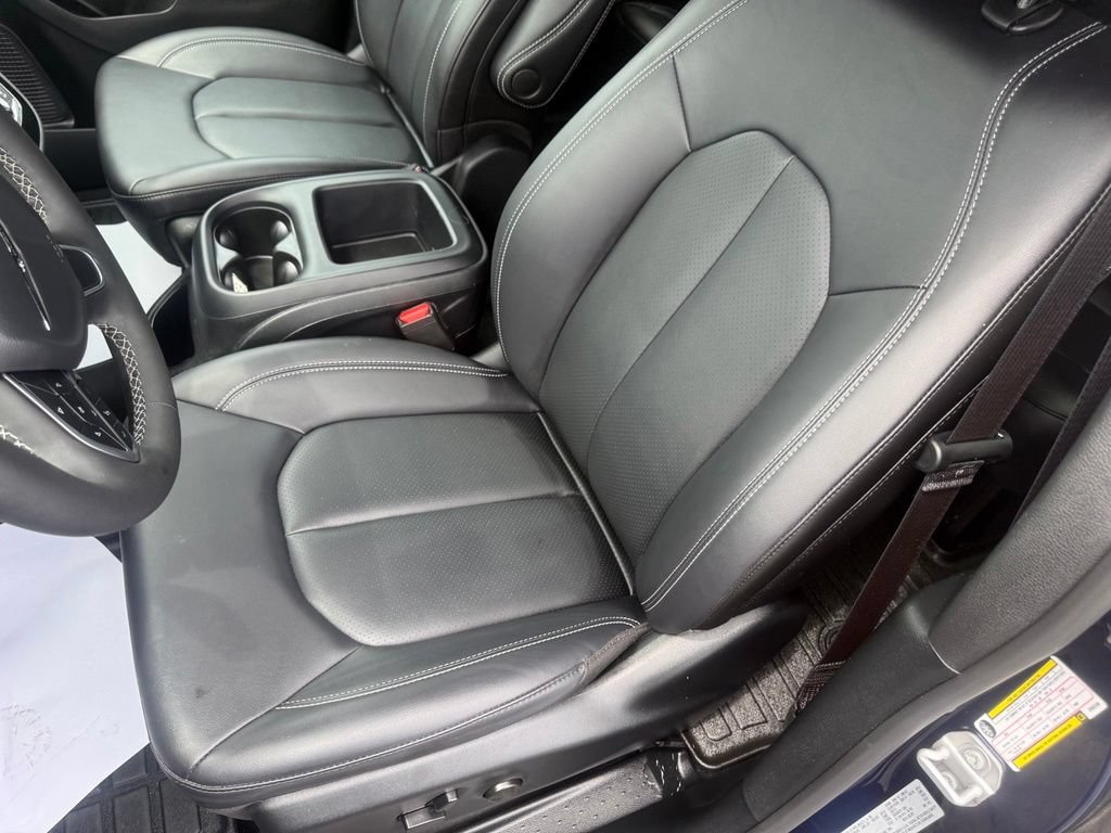 Used 2025 Chrysler Pacifica Select w/ Uconnect Theater Family Group AWD/4WD image 15