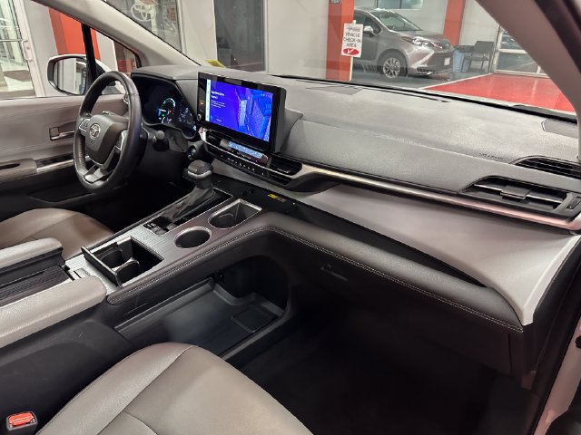 Certified 2025 Toyota Sienna XLE FWD image 16