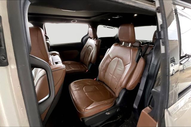 Used 2021 Chrysler Pacifica Limited w/ Uconnect Theater Family Group image 16