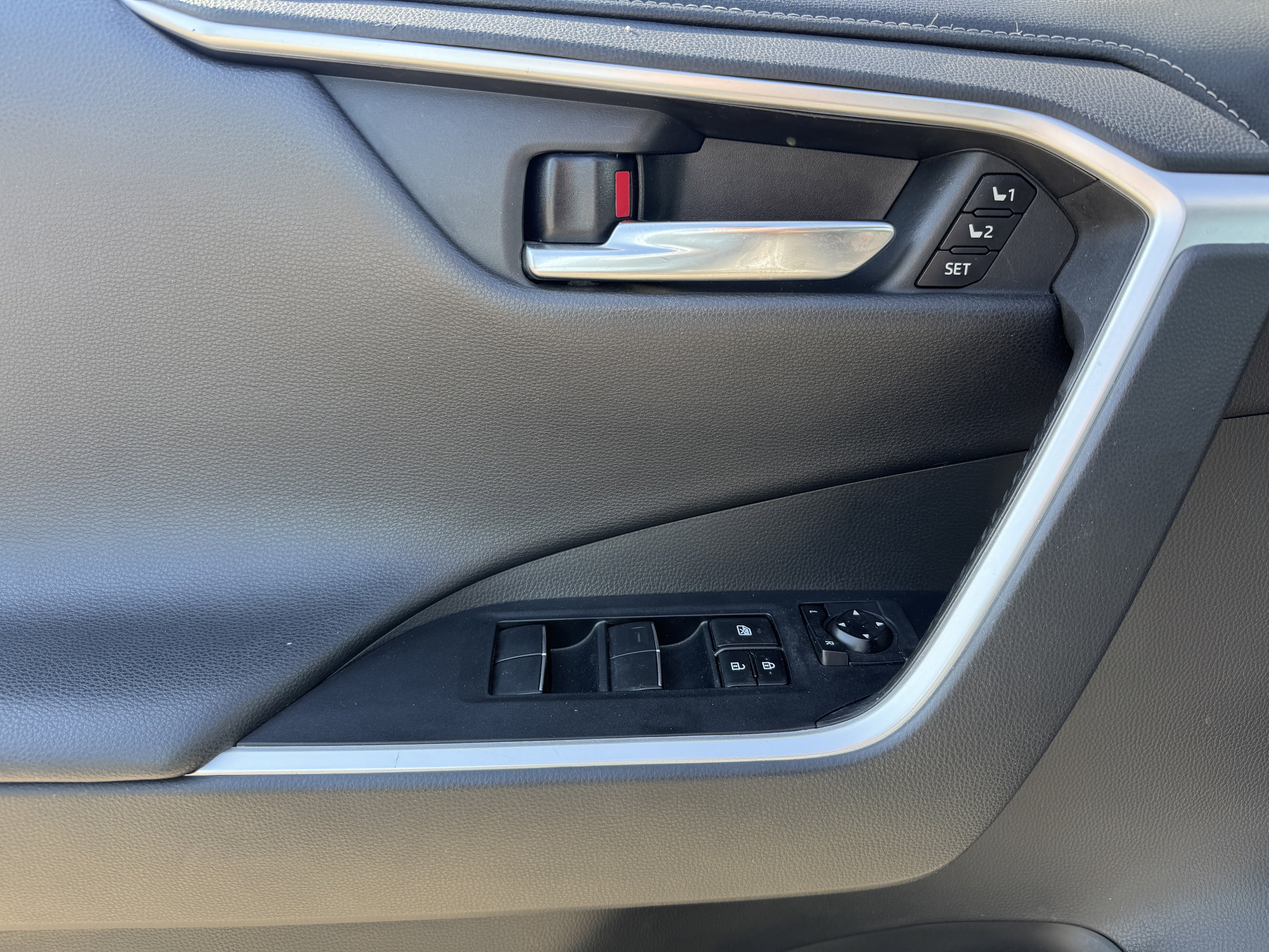 Used 2020 Toyota RAV4 Limited w/ Limited Grade Weather Package AWD/4WD image 9