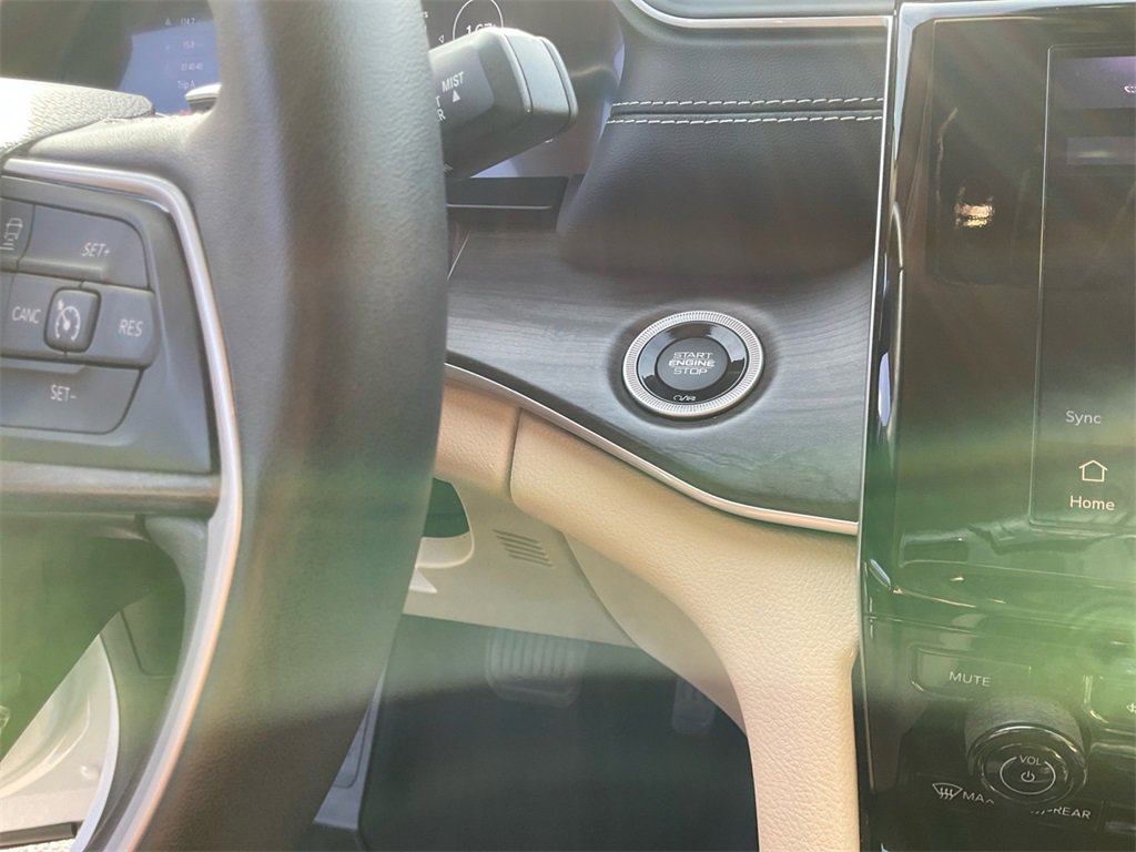 Used 2022 Jeep Grand Cherokee Limited image 37