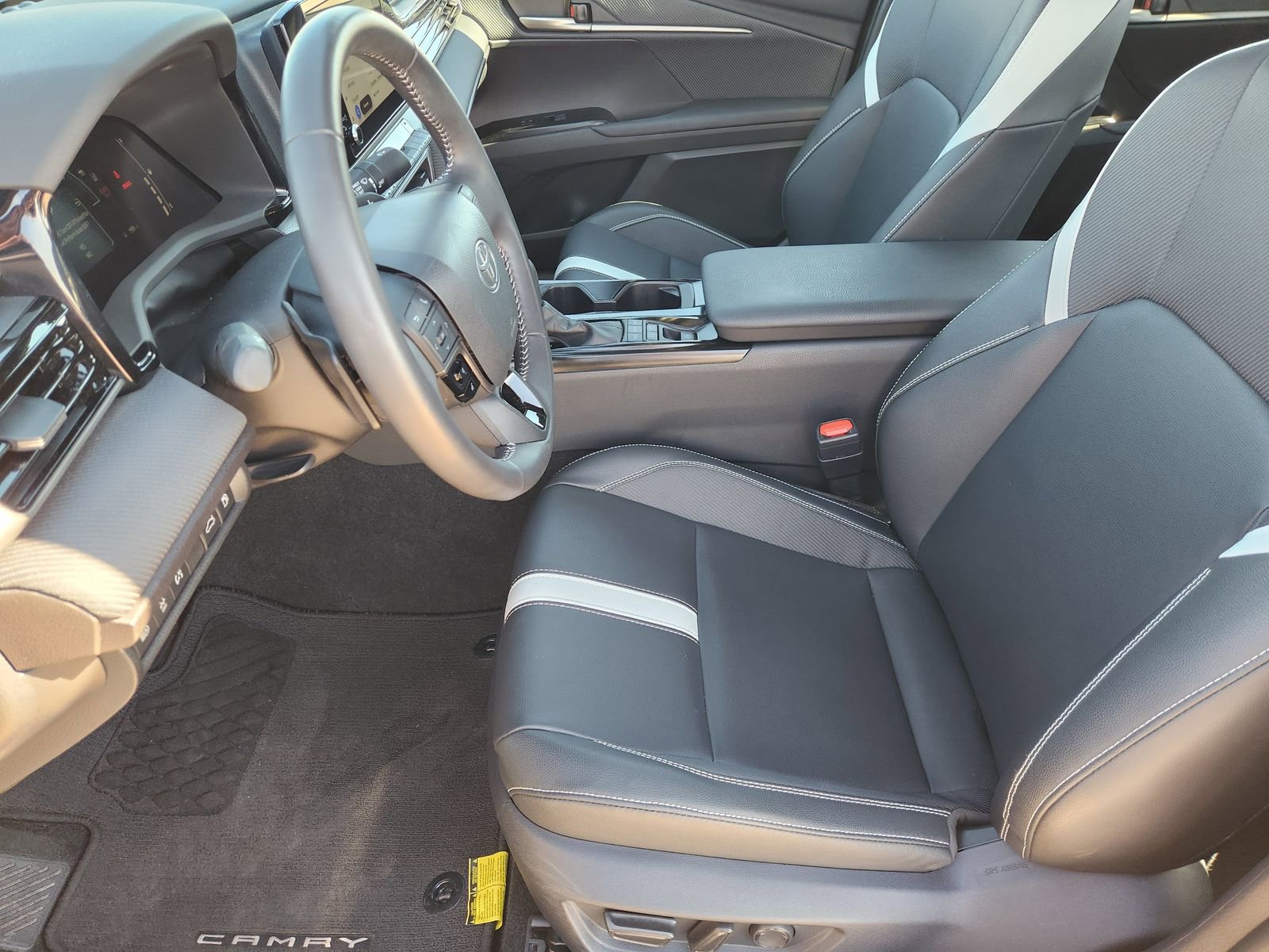 Used 2025 Toyota Camry SE w/ Convenience Package image 16