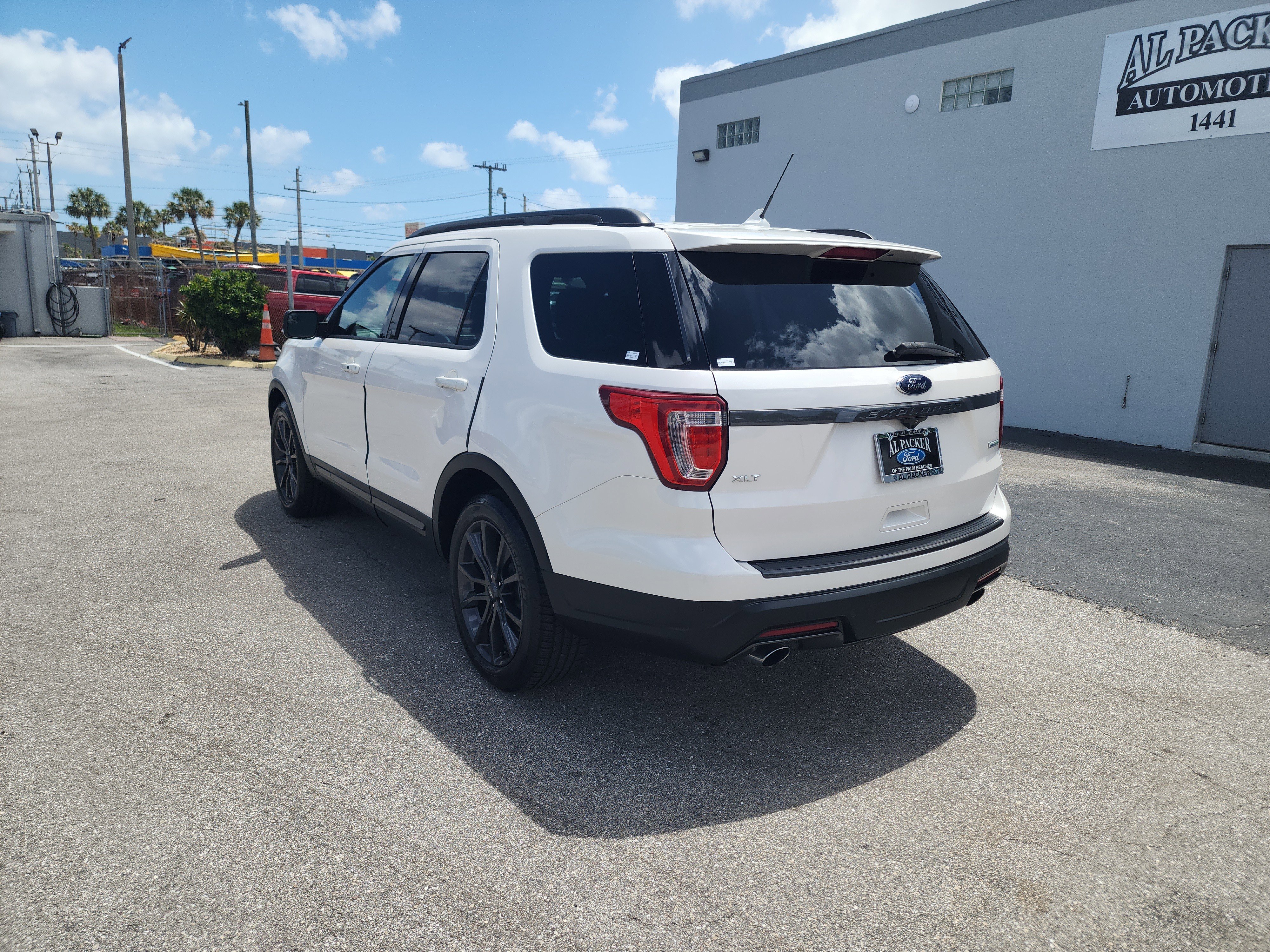 Certified 2018 Ford Explorer XLT w/ Equipment Group 202A image 3