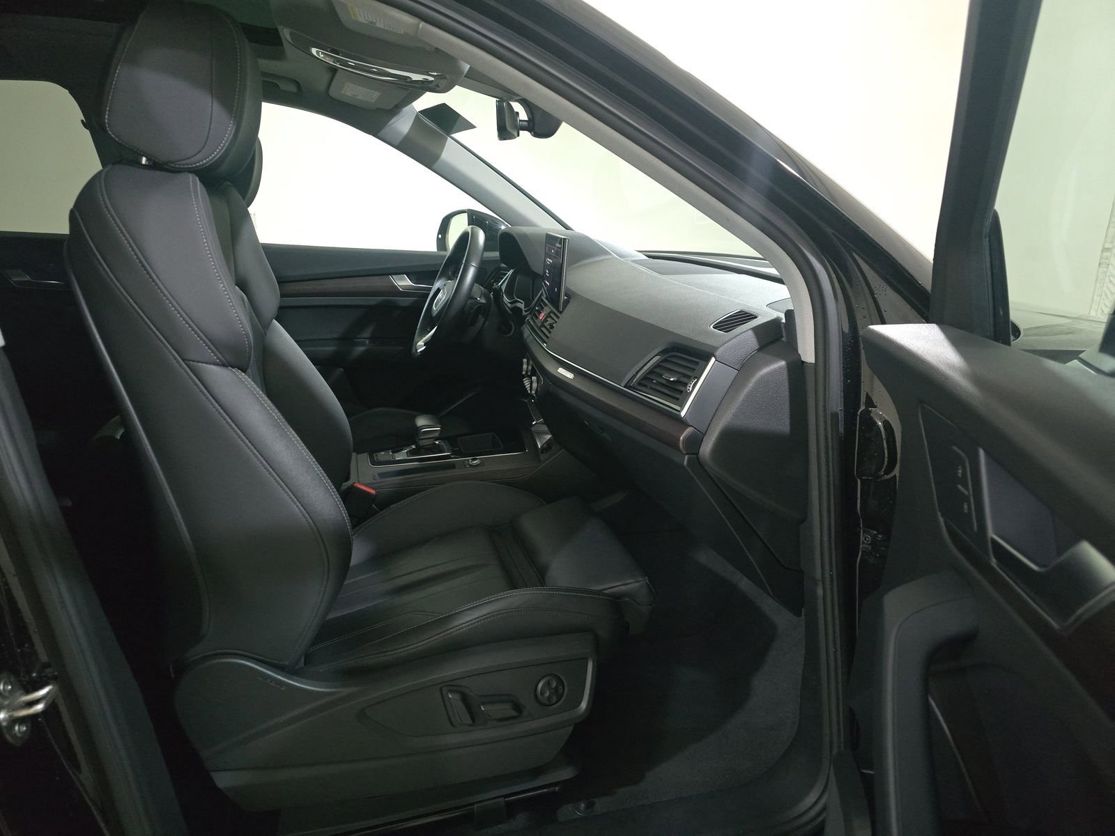 Used 2022 Audi Q5 e Premium w/ Convenience Package image 8