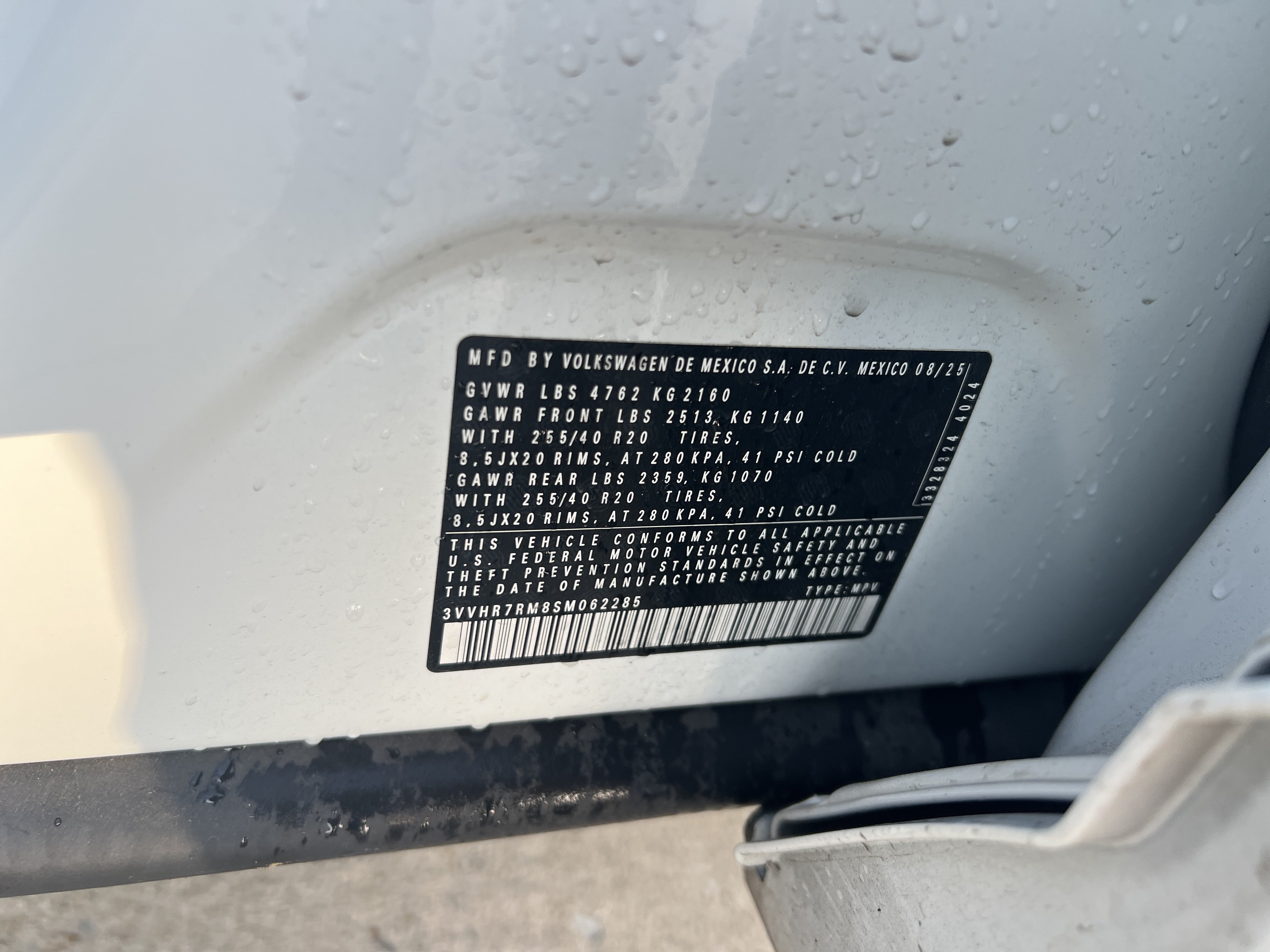 Certified 2025 Volkswagen Tiguan SE R-Line FWD image 30
