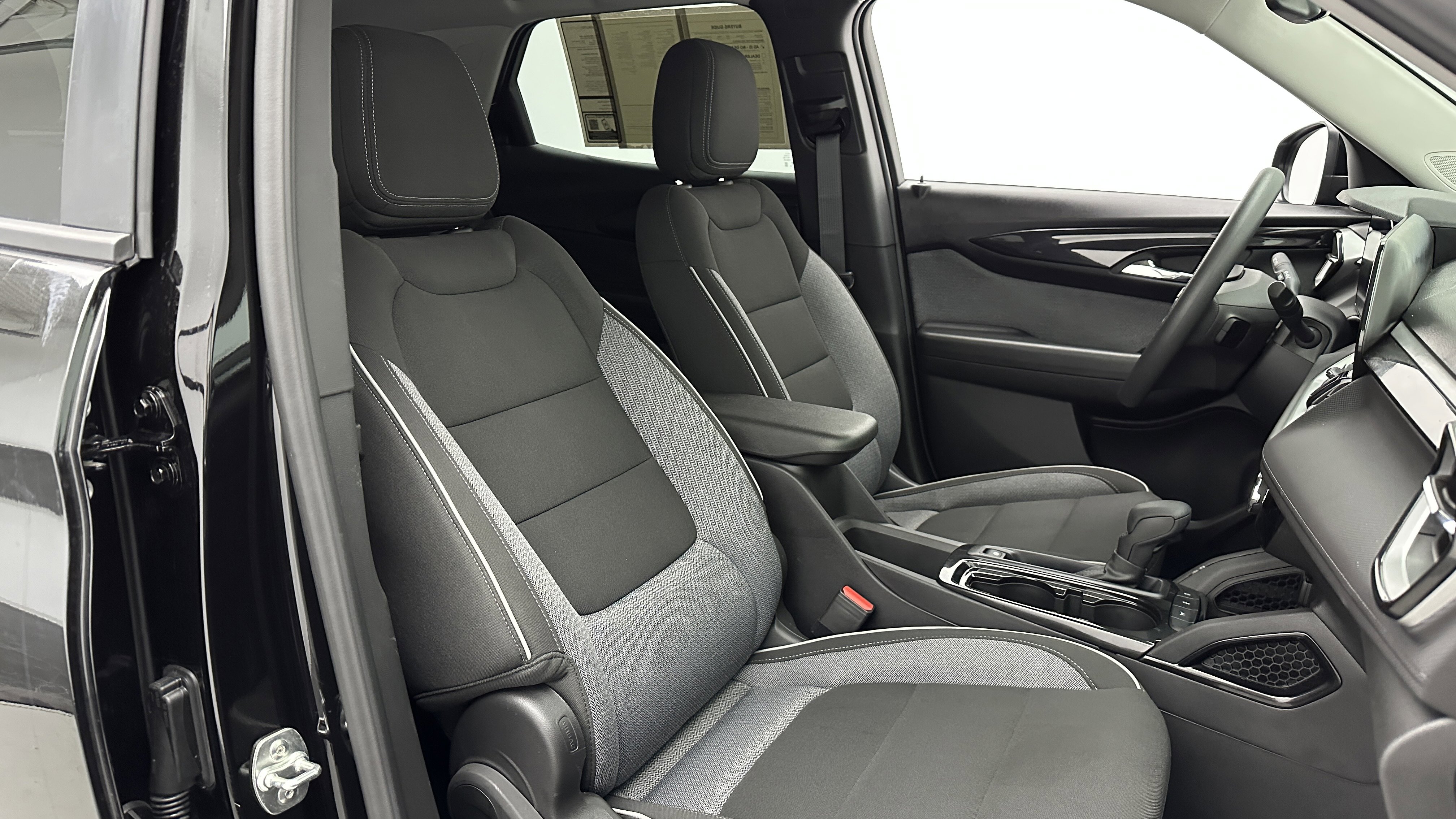 Used 2025 Chevrolet TrailBlazer LT image 35