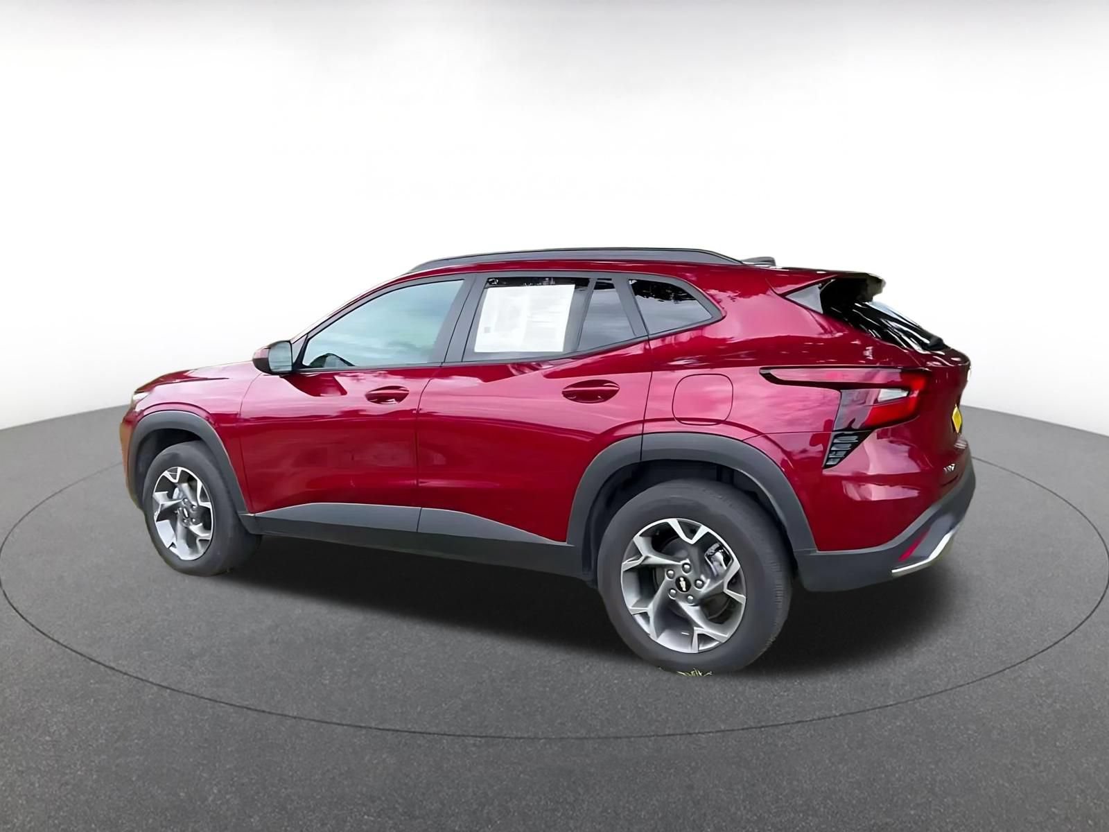 Used 2025 Chevrolet Trax LT FWD image 9