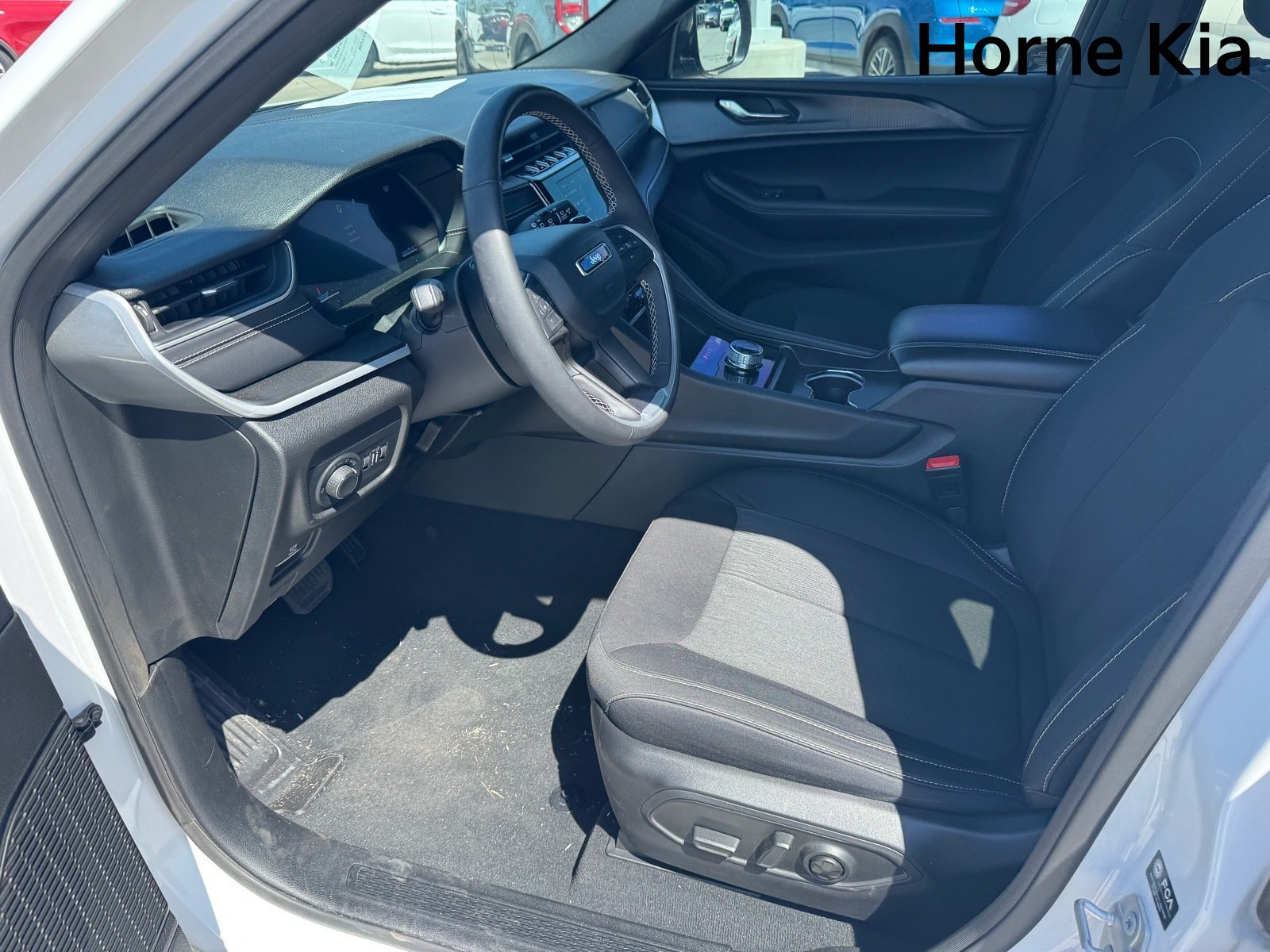 Used 2025 Jeep Grand Cherokee Laredo w/ Luxury Tech Group I AWD/4WD image 9