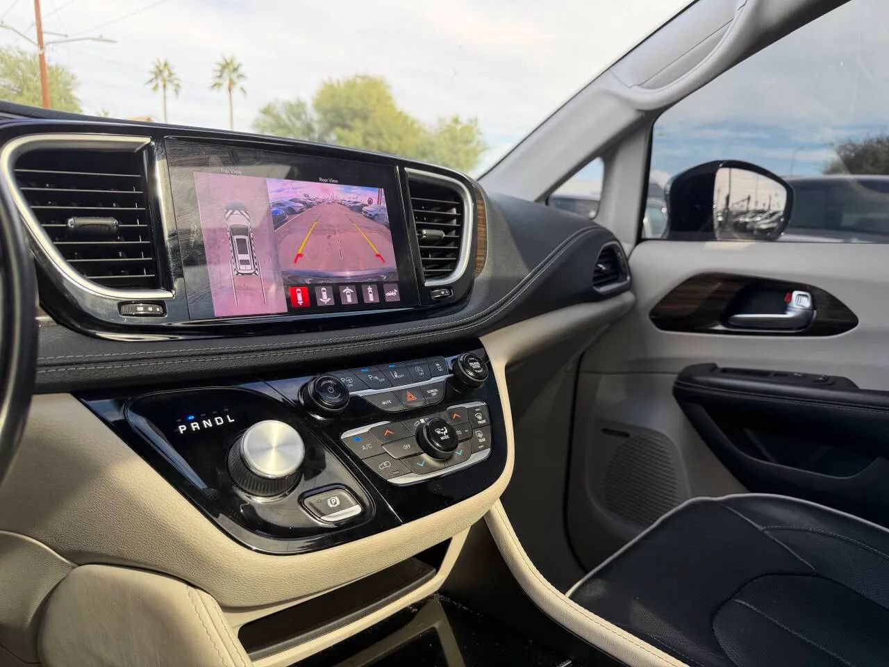 Used 2022 Chrysler Pacifica Limited FWD image 17